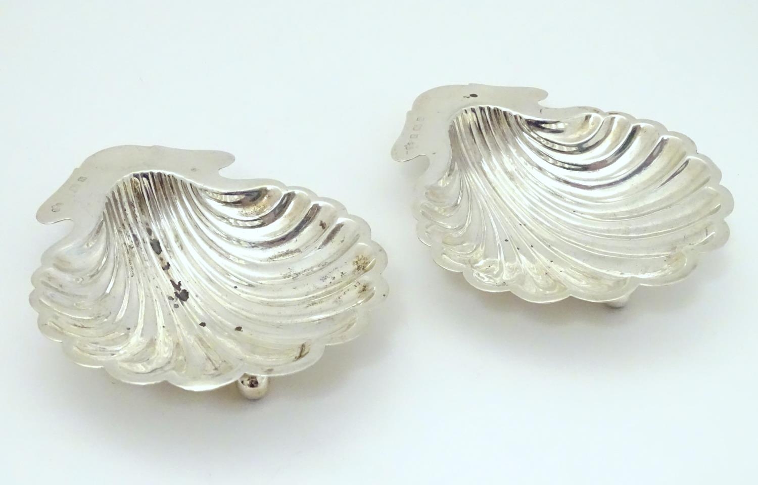 A pair of butter dishes / shells of scallop shell form. Hallmarked Birmingham 1906 maker Elkington & - Image 3 of 7