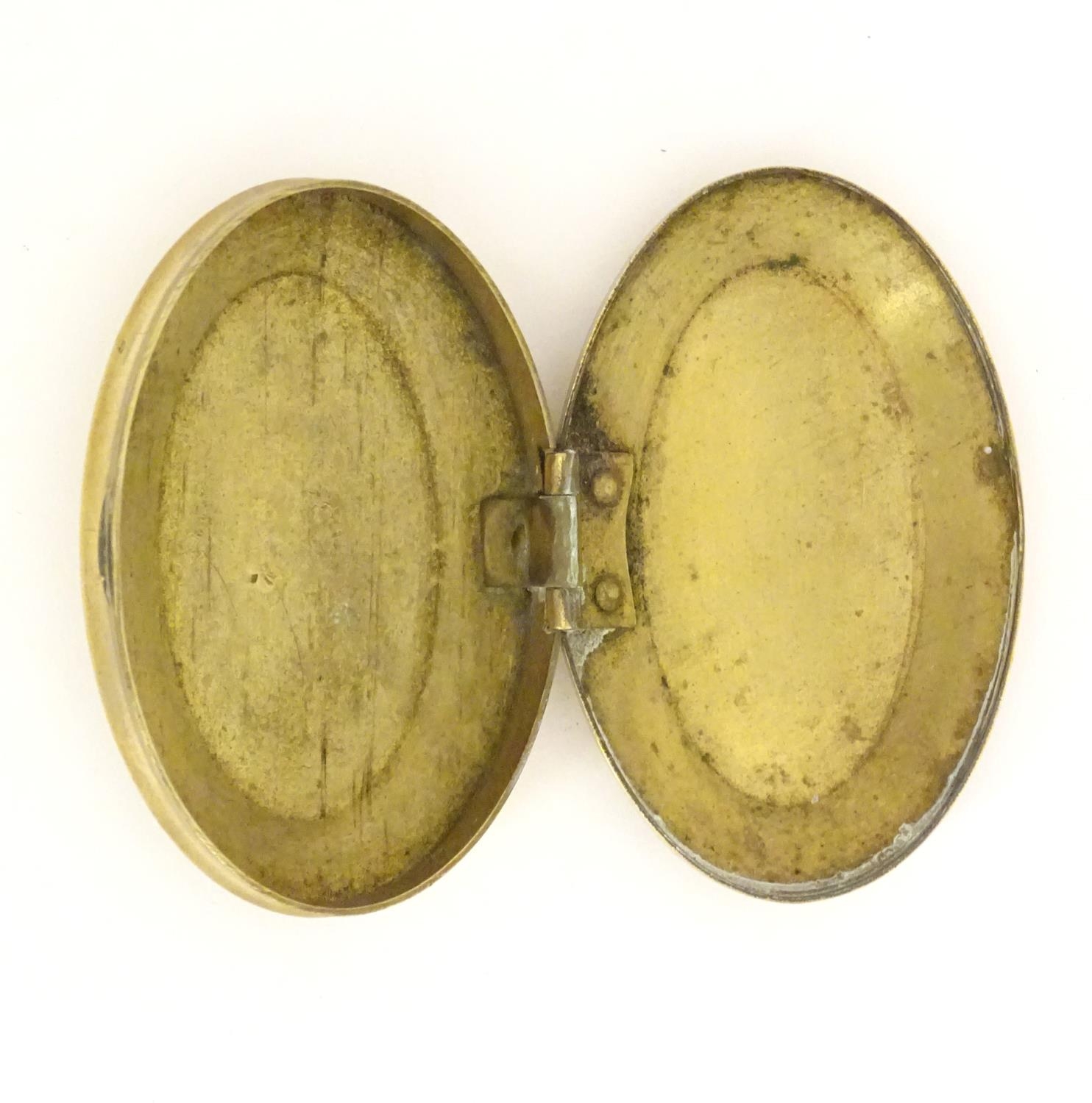 A Victorian brass snuff box of oval form, marked under Solid Brass. Approx. 1 3/4" x 2 3/4" Please - Image 15 of 16