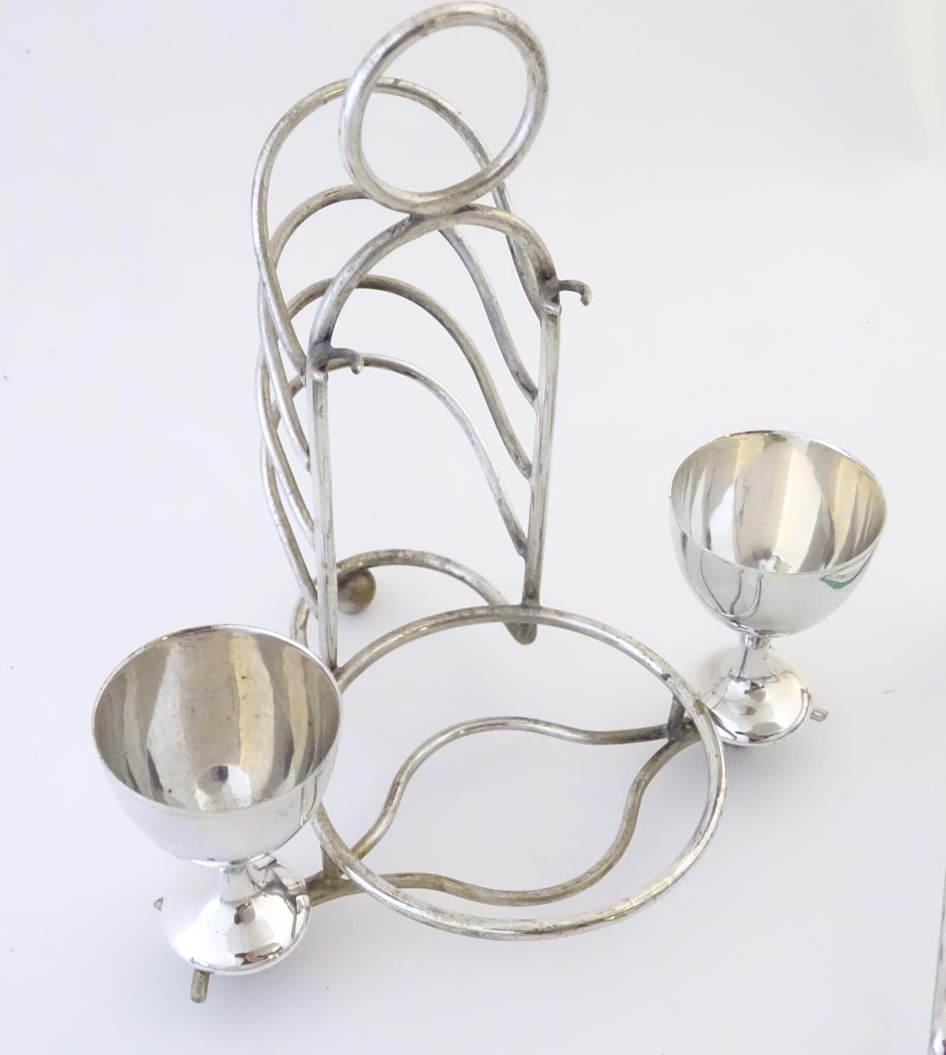 Assorted silver plated wares to include cake basket, breakfast cruet ( egg cups, toast rack, - Image 3 of 11