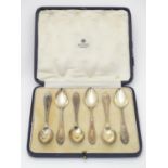 A cased set of 6 silver teaspoons. Hallmarked Birmingham 1926 maker Daniel & Arter The spoons