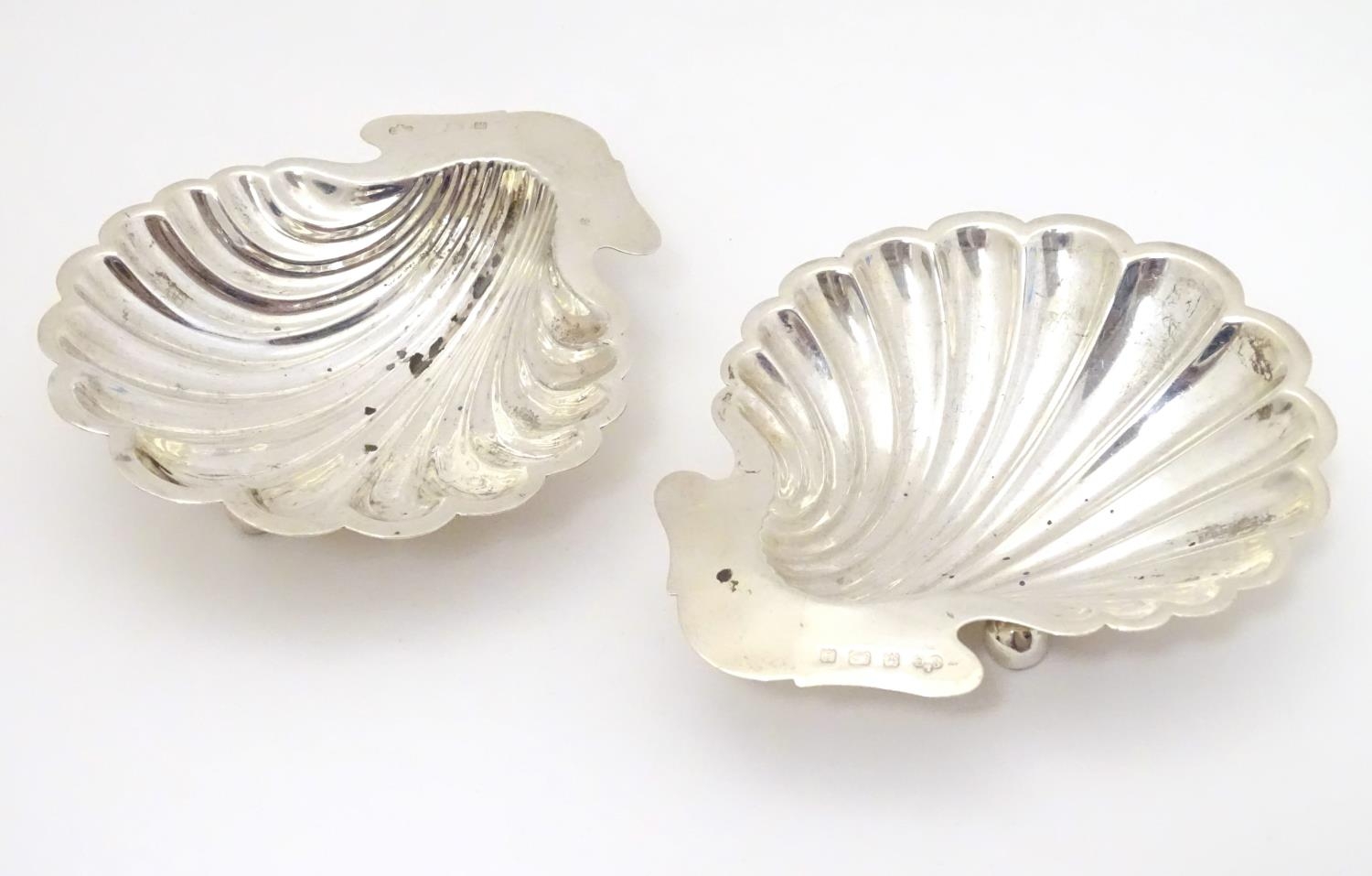 A pair of butter dishes / shells of scallop shell form. Hallmarked Birmingham 1906 maker Elkington & - Image 5 of 7