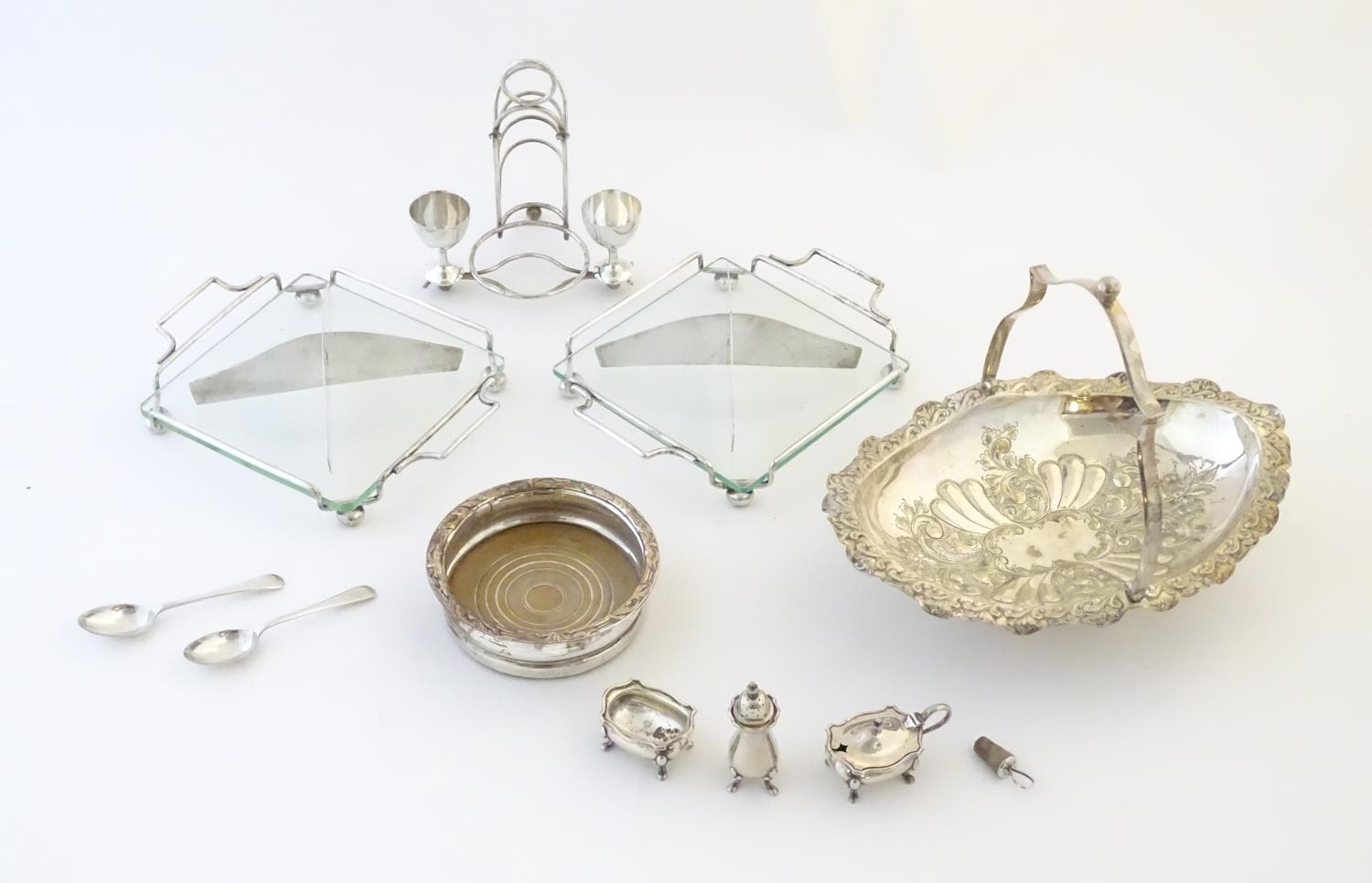 Assorted silver plated wares to include cake basket, breakfast cruet ( egg cups, toast rack, - Image 2 of 11