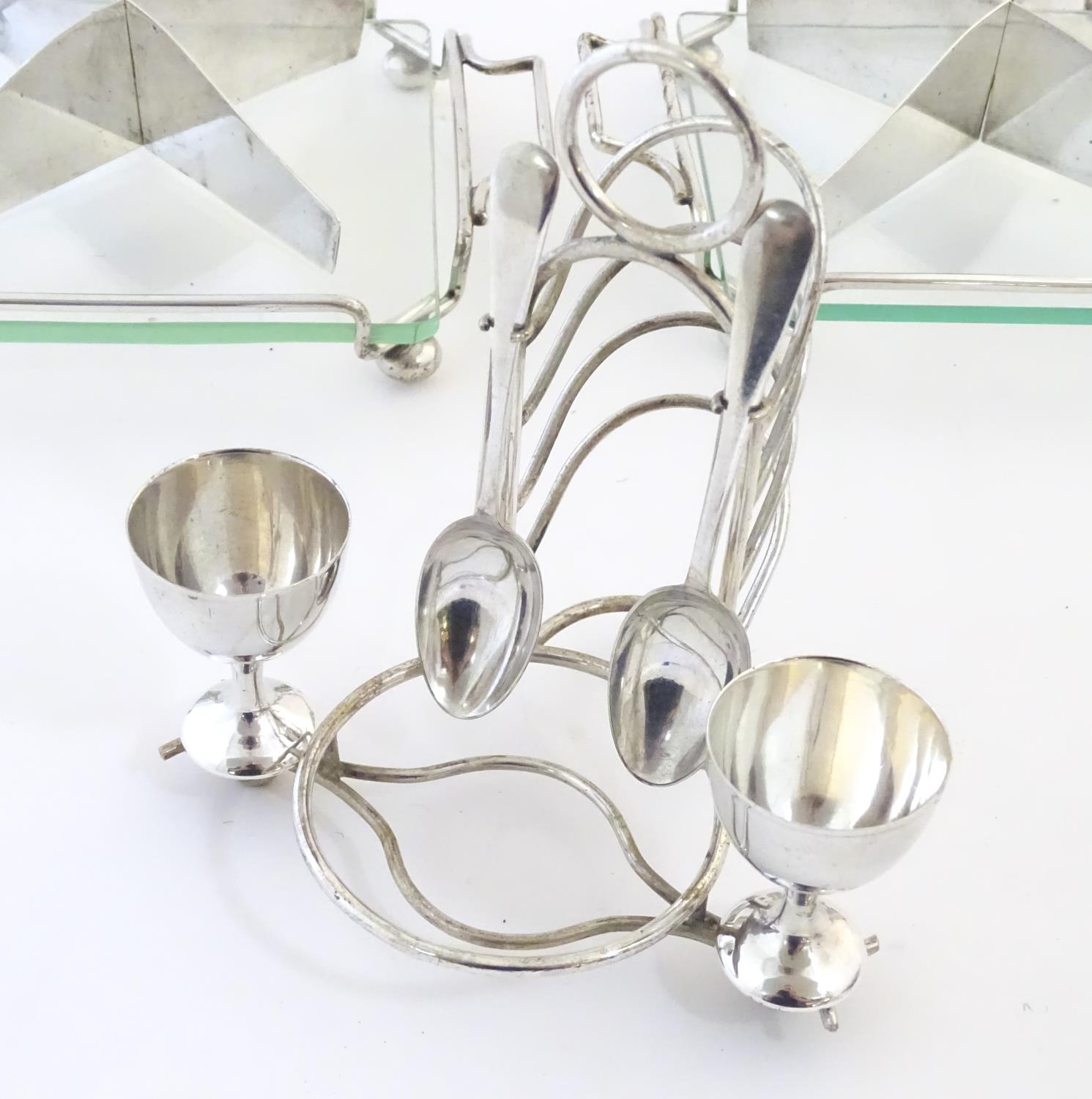 Assorted silver plated wares to include cake basket, breakfast cruet ( egg cups, toast rack, - Image 8 of 11