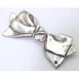 An Elizabeth II silver brooch formed as a bow hallmarked Birmingham 1987, maker Kate Shea. Approx. 2