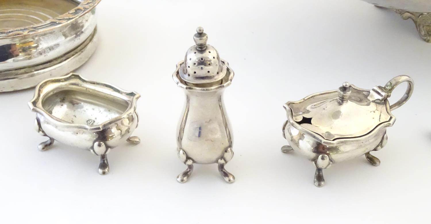 Assorted silver plated wares to include cake basket, breakfast cruet ( egg cups, toast rack, - Image 5 of 11
