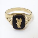 A 9ct gold and onyx Gentleman's signet ring with eagle decoration to centre. Ring size approx S 1/