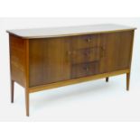 Vintage retro, Mid-century : Peter Hayward for W.G. Evans (Vanson). A 1950s walnut sideboard