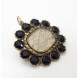 Mourning / Memorial jewellery : An early 2thC mourning brooch with central locket section with