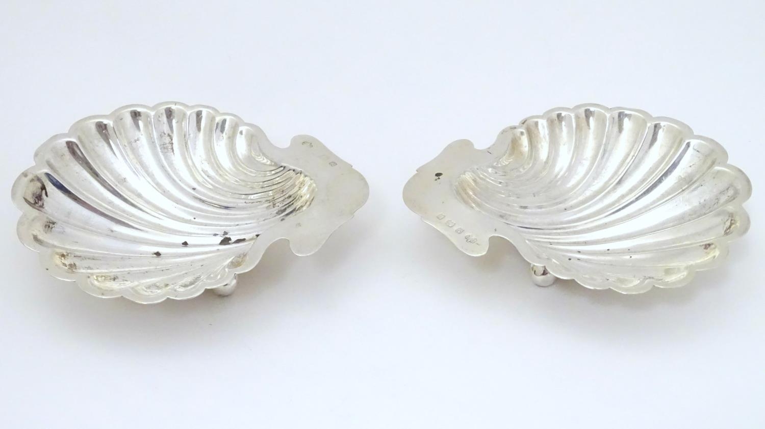 A pair of butter dishes / shells of scallop shell form. Hallmarked Birmingham 1906 maker Elkington & - Image 4 of 7