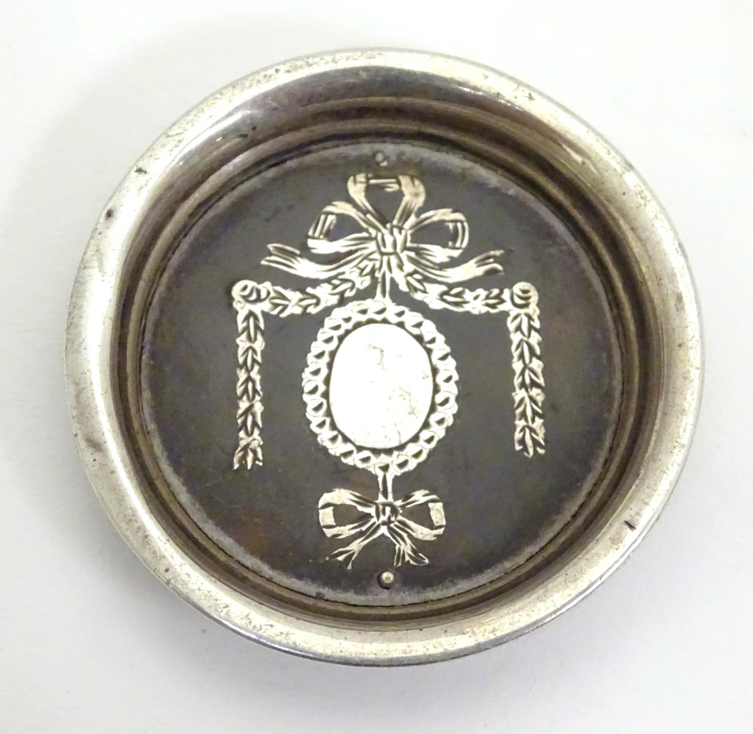A white metal and tortoiseshell miniature dish with piquet style decoration. Approx. 1 1/2" diameter - Image 3 of 6