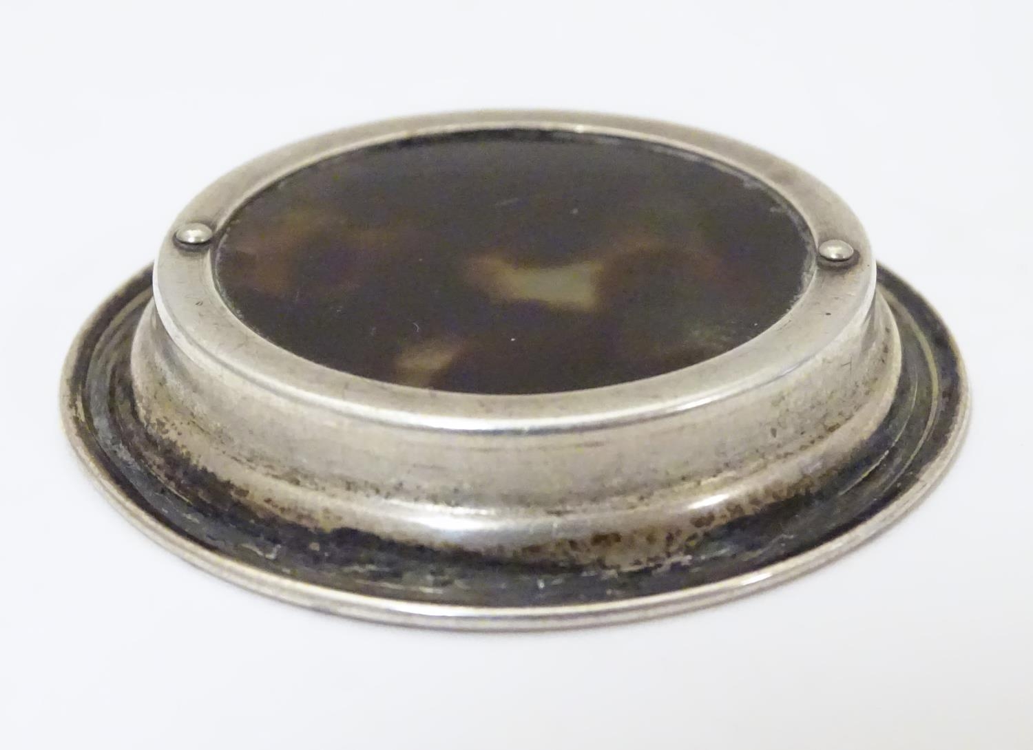 A white metal and tortoiseshell miniature dish with piquet style decoration. Approx. 1 1/2" diameter - Image 2 of 6