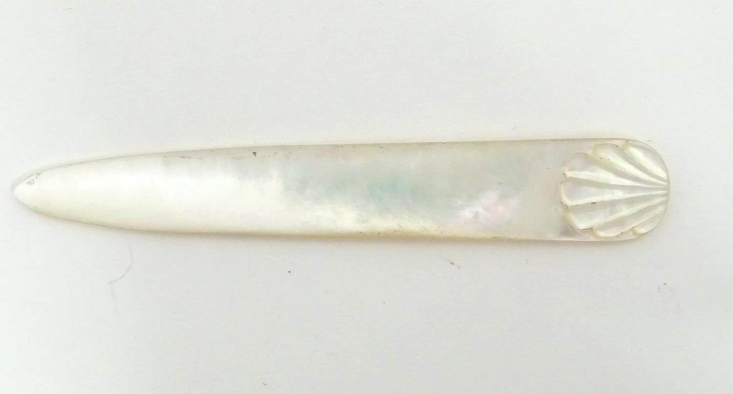 An early 20thC mother of pearl letter opener with shell detail. Approx. 4 1/4" Please Note - we do - Image 5 of 8