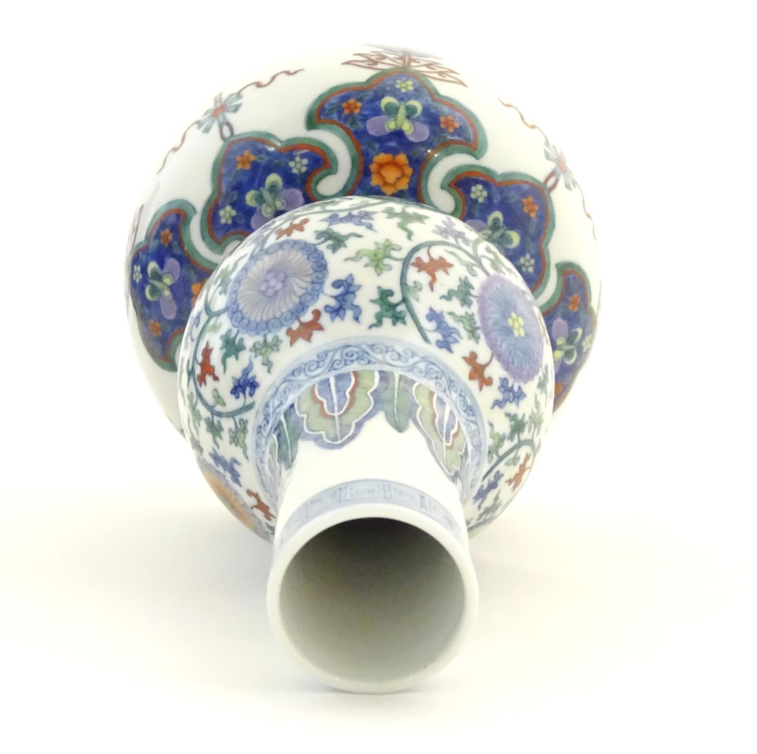 A Chinese double gourd vase with doucai style decoration with scrolling floral and foliate detail. - Image 13 of 16