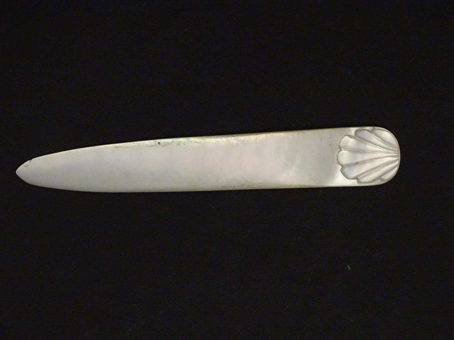 An early 20thC mother of pearl letter opener with shell detail. Approx. 4 1/4" Please Note - we do - Image 6 of 8
