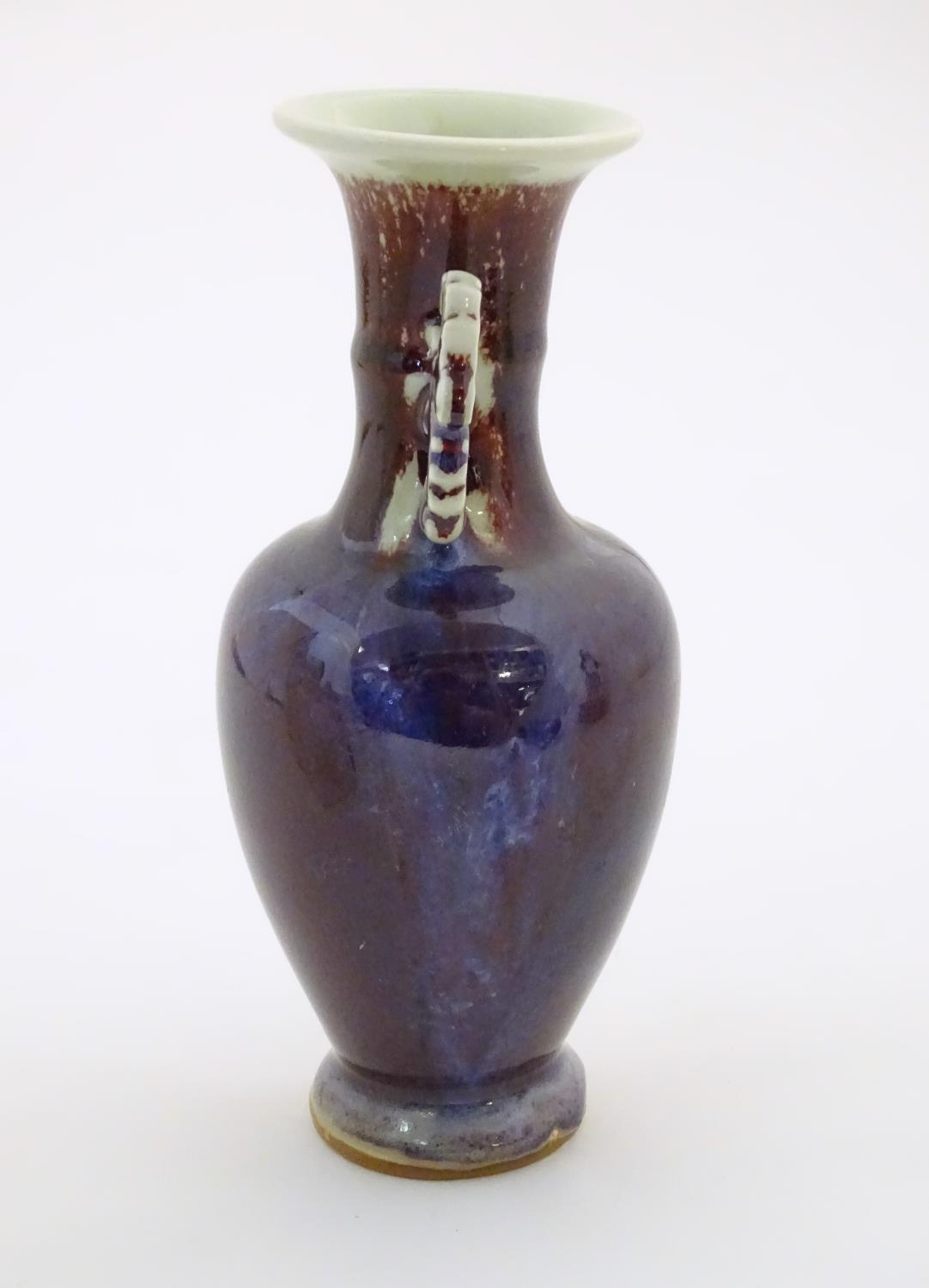 An Oriental twin handled vase, the handles with foliate detail. Approx. 8" high Please Note - we - Image 3 of 6