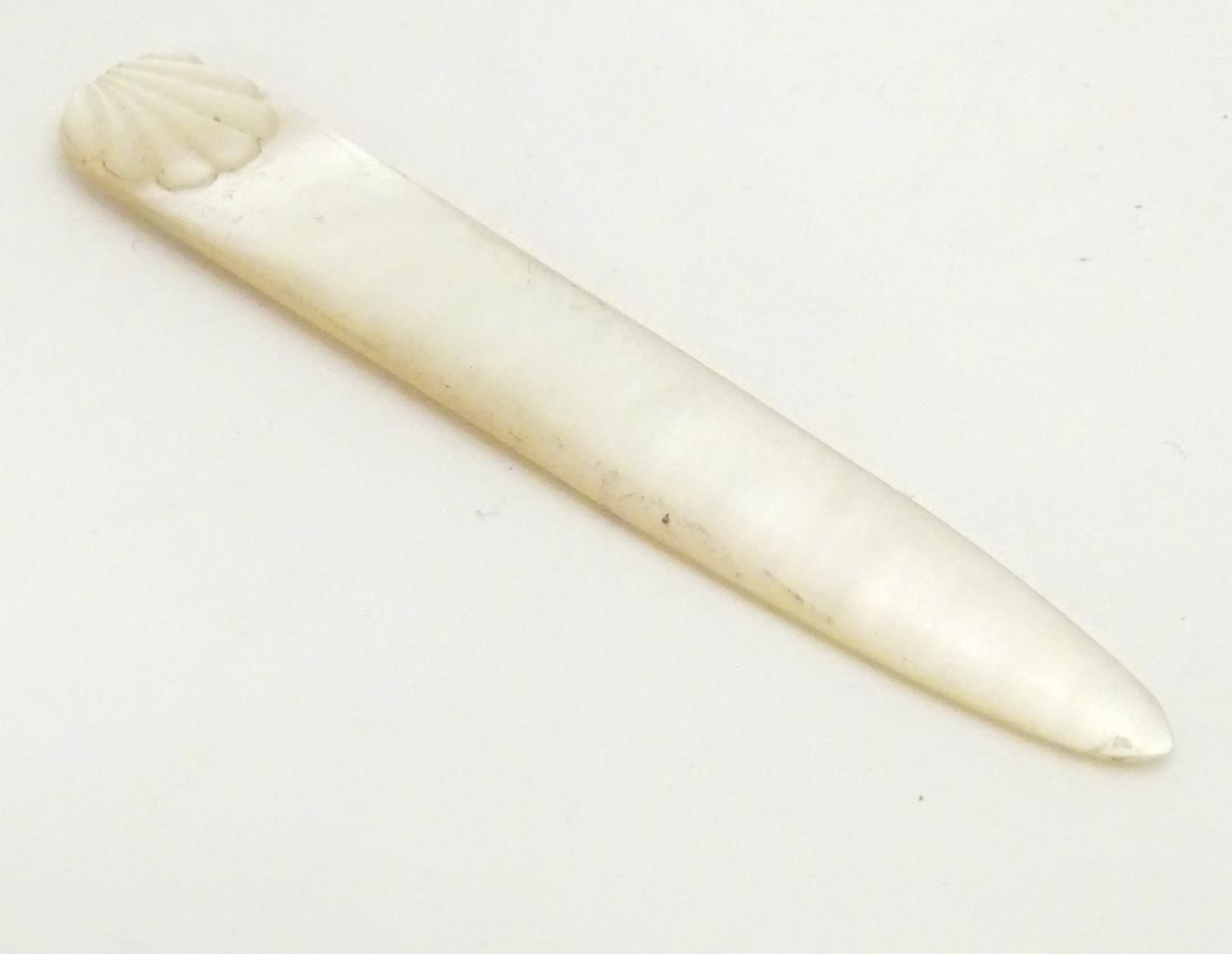 An early 20thC mother of pearl letter opener with shell detail. Approx. 4 1/4" Please Note - we do - Image 4 of 8