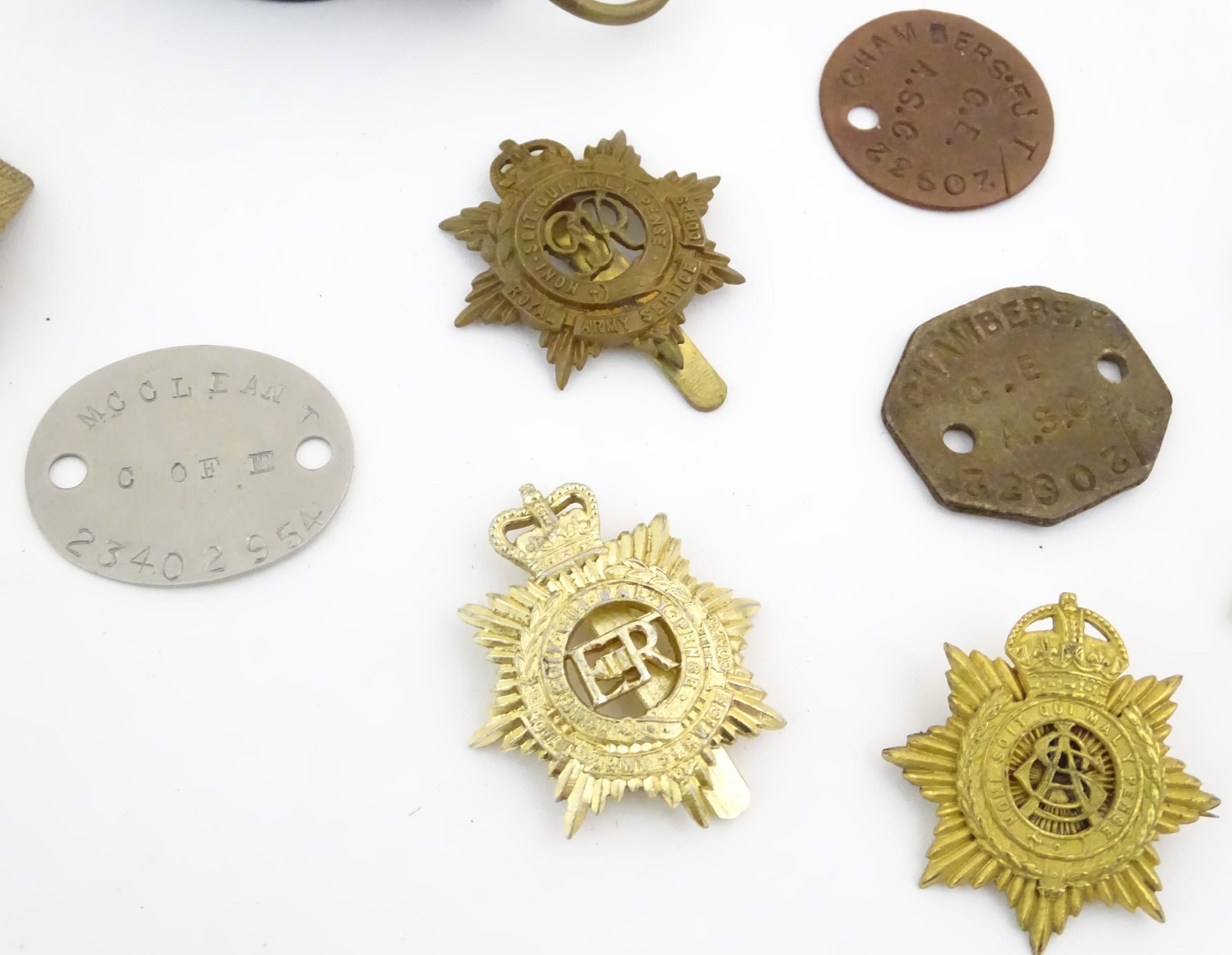 Militaria: assorted 20thC British Army kit items, comprising dog tags, regiment badges, radio - Image 12 of 12