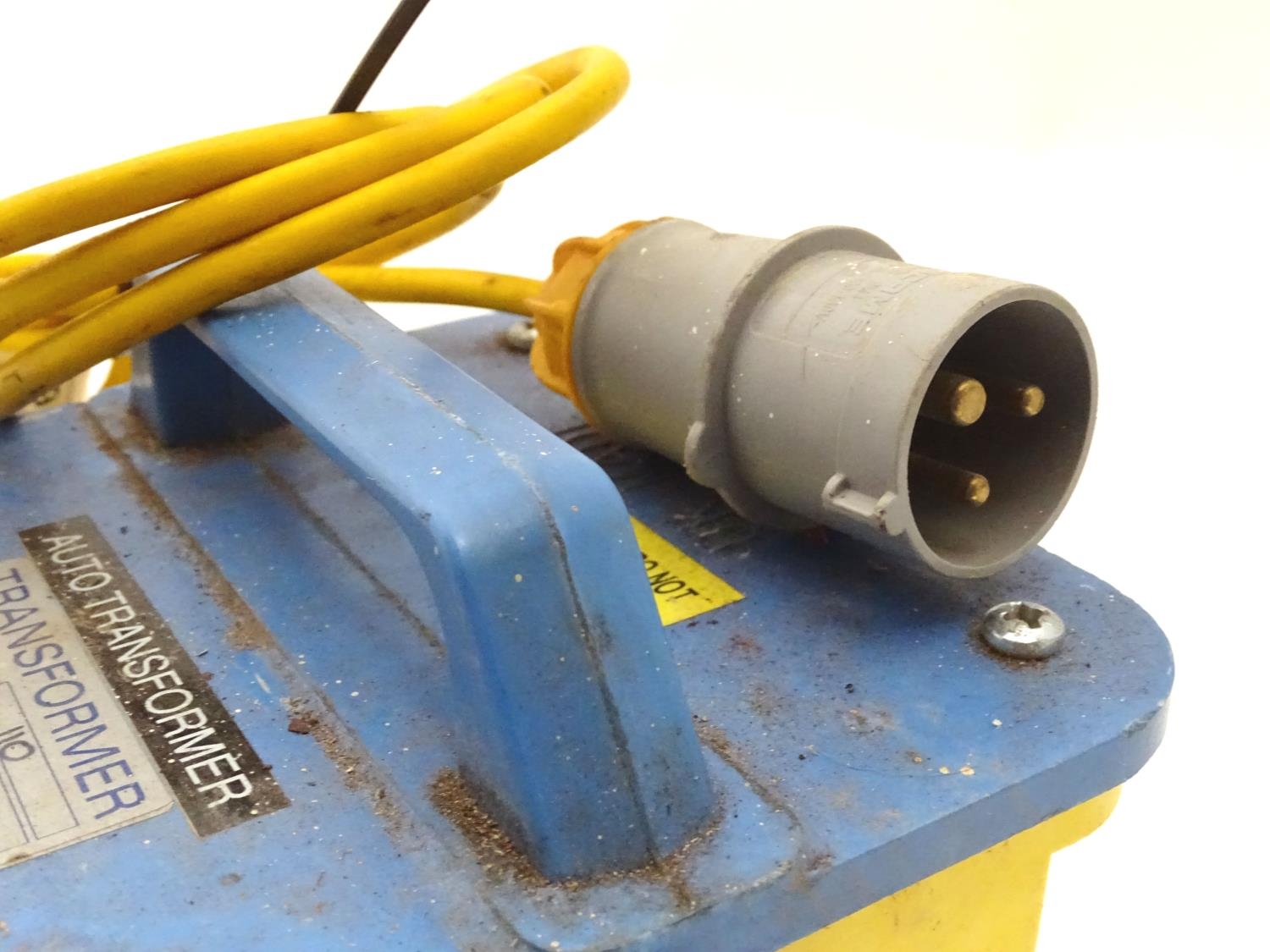 Tools : A 110-240v transformer Please Note - we do not make reference to the condition of lots - Image 2 of 5