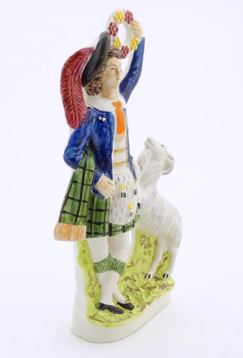 A Staffordshire pottery figure of a Highland man wearing a kilt with a sporran and a plume hat, - Bild 4 aus 6