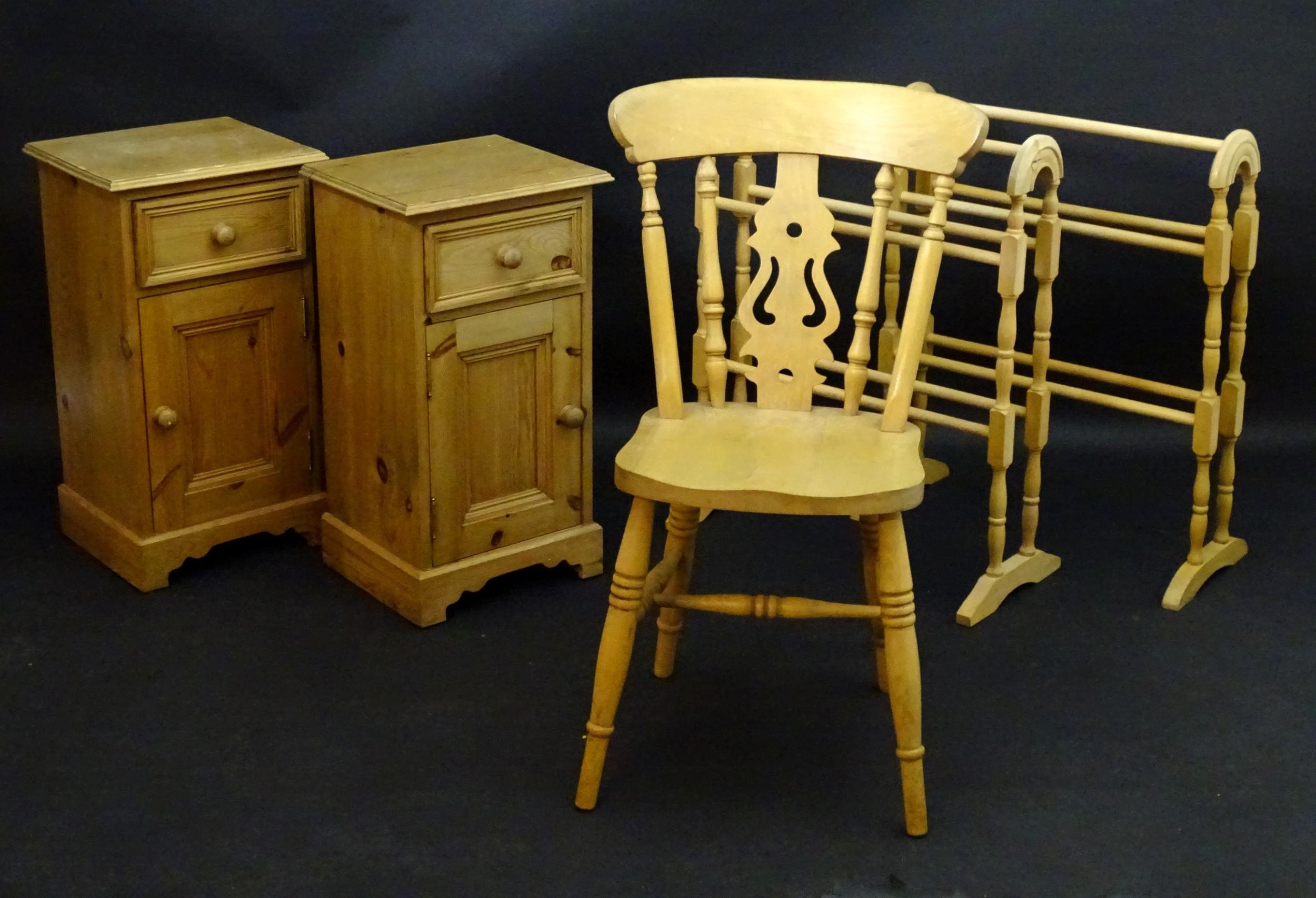 Assorted pine furniture to include : 2 towel rails, 2 bedside cabinets and a chair (5) - Bild 3 aus 3