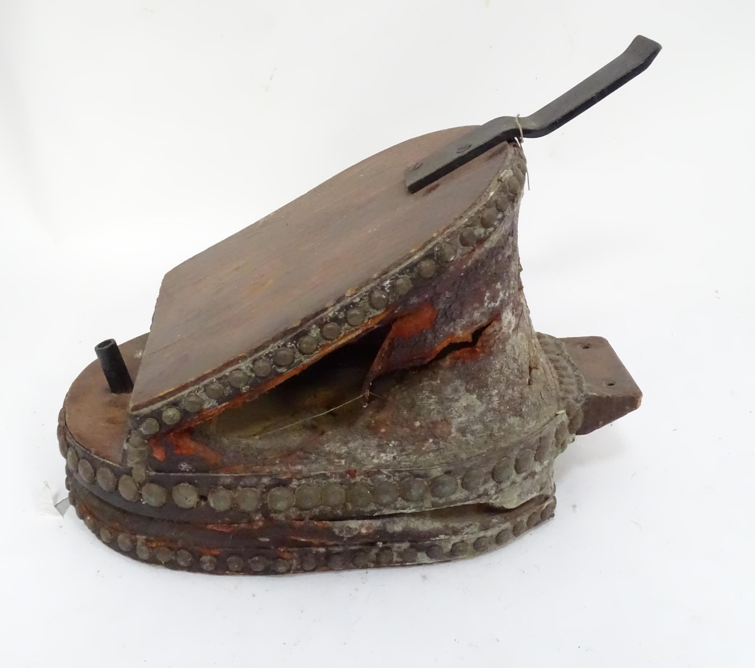 Victorian oak and leather bellows Please Note - we do not make reference to the condition of lots - Bild 7 aus 10