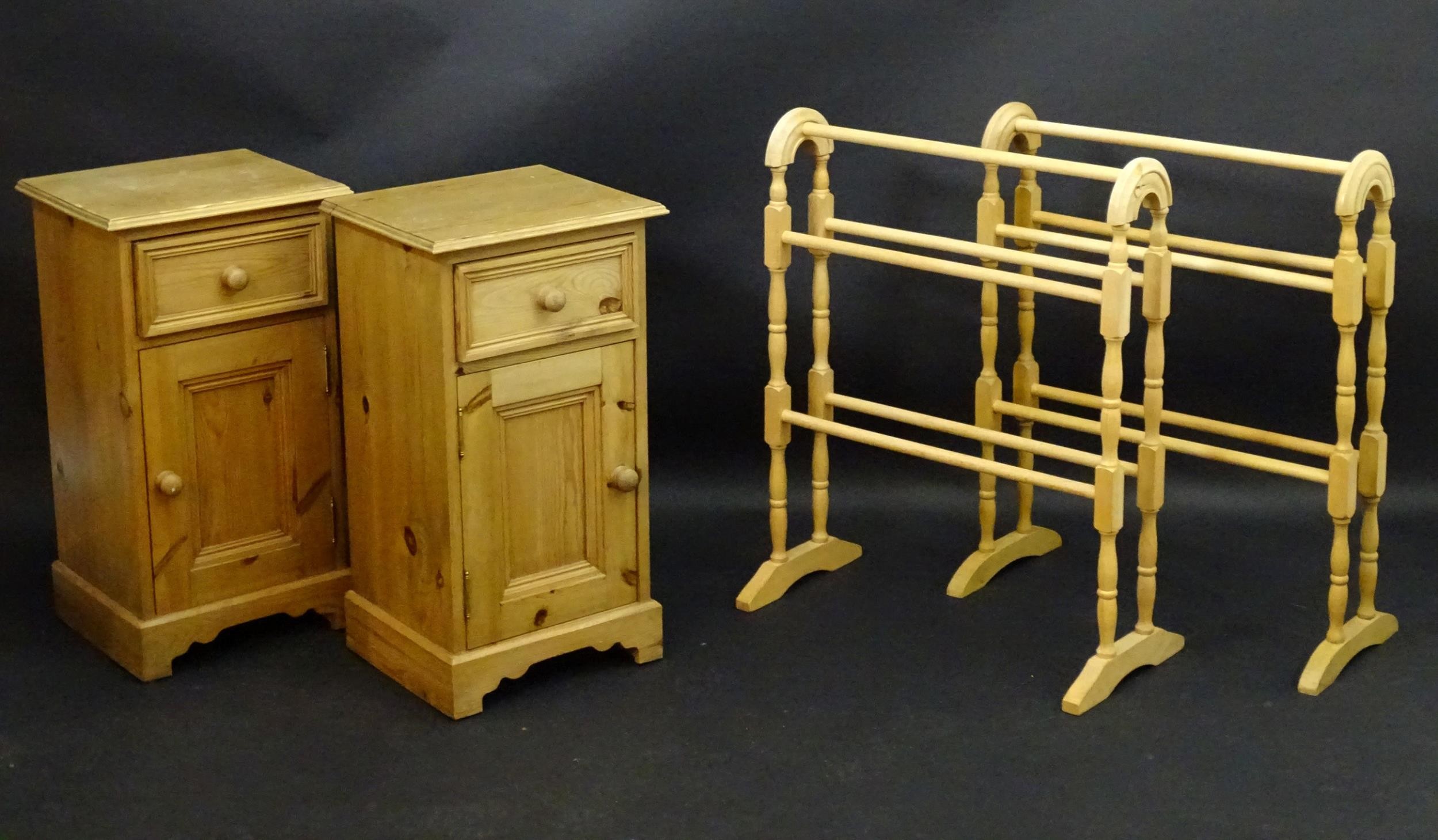 Assorted pine furniture to include : 2 towel rails, 2 bedside cabinets and a chair (5) - Bild 2 aus 3