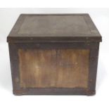 Early 20thC transit / goods crate Please Note - we do not make reference to the condition of lots
