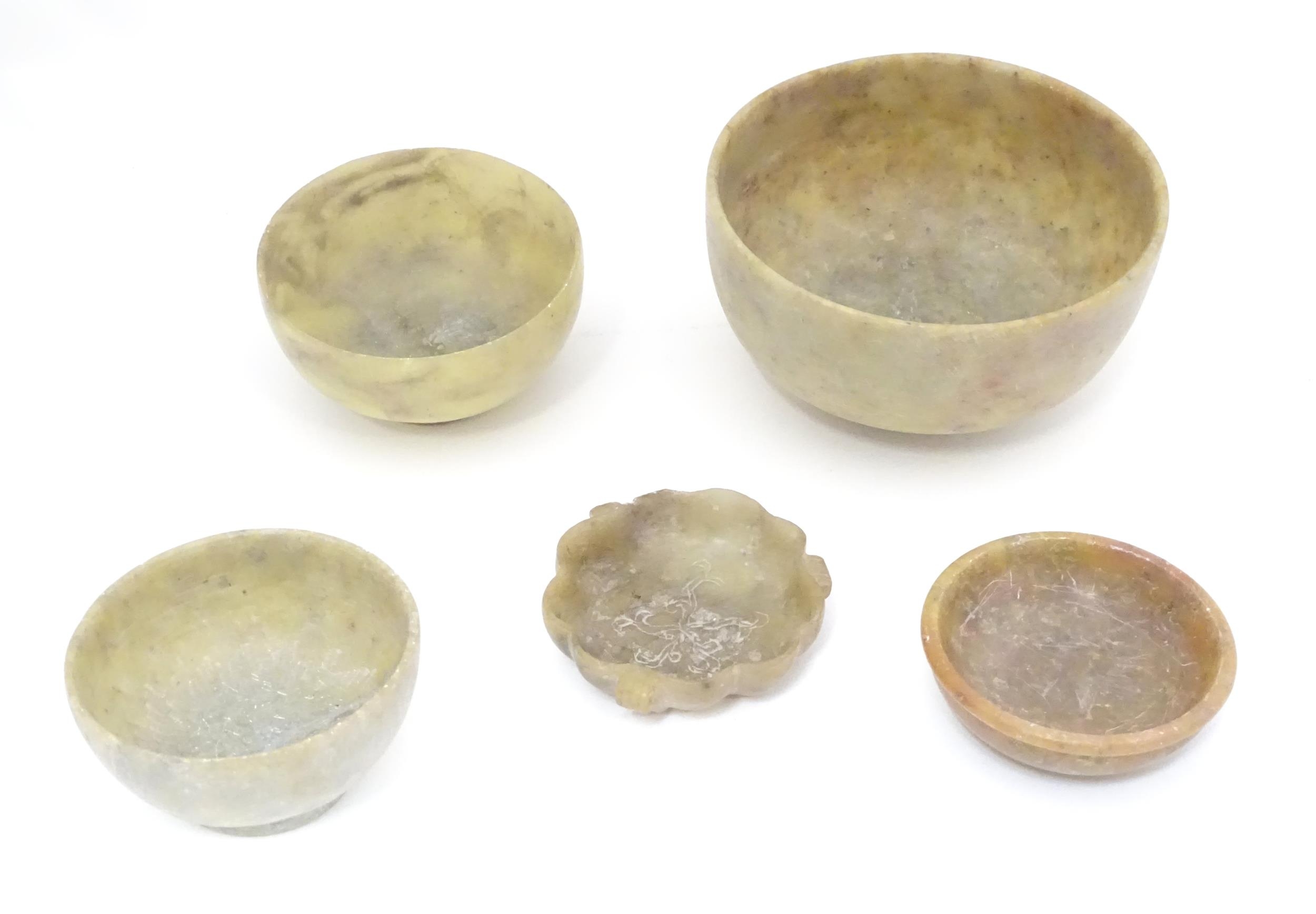 5 assorted Oriental soapstone bowls / dishes Please Note - we do not make reference to the condition - Bild 2 aus 10