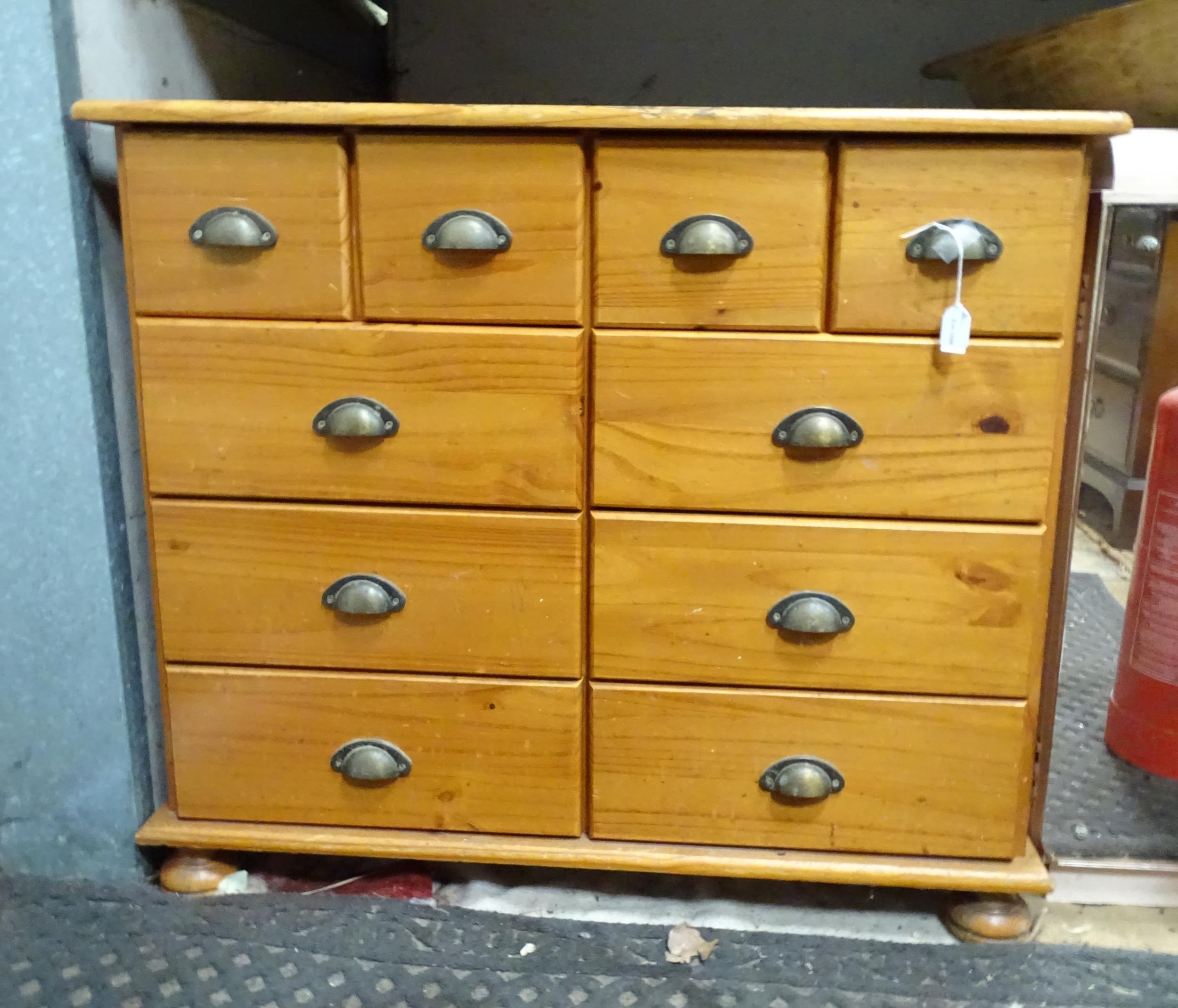 Pine chest of drawers Please Note - we do not make reference to the condition of lots within - Bild 4 aus 8