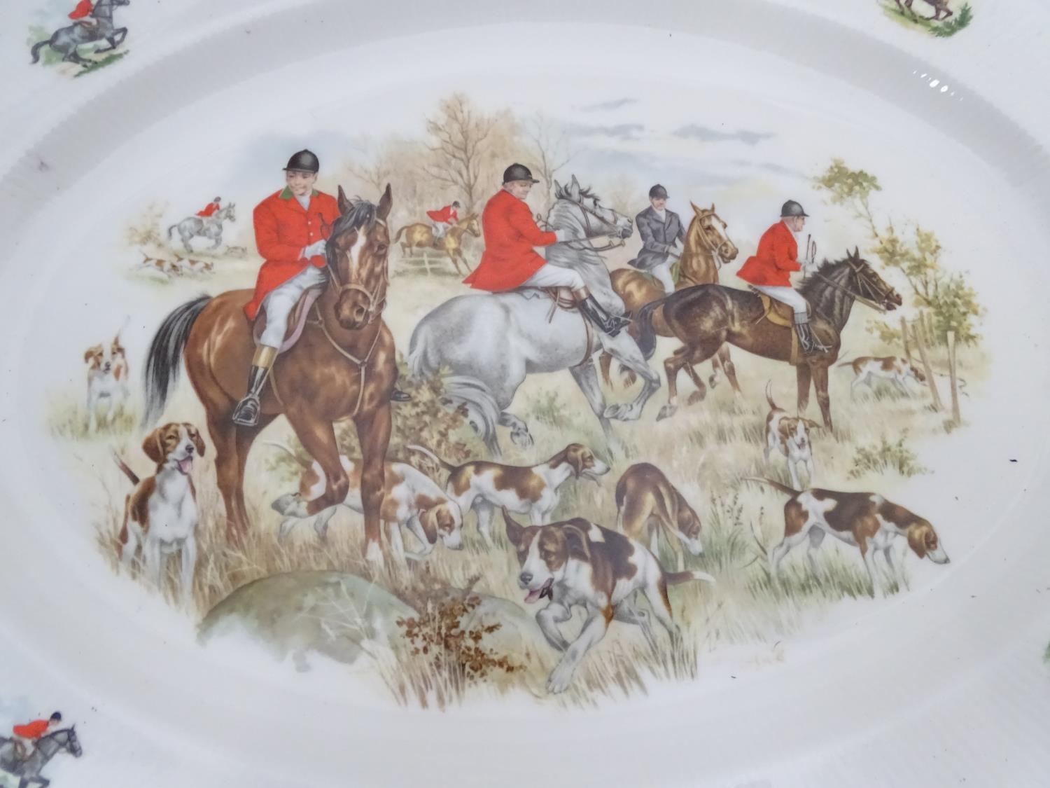 A quantity of plates to include a meat plate with hunting scenes, Hamilton Collection - Bild 4 aus 8