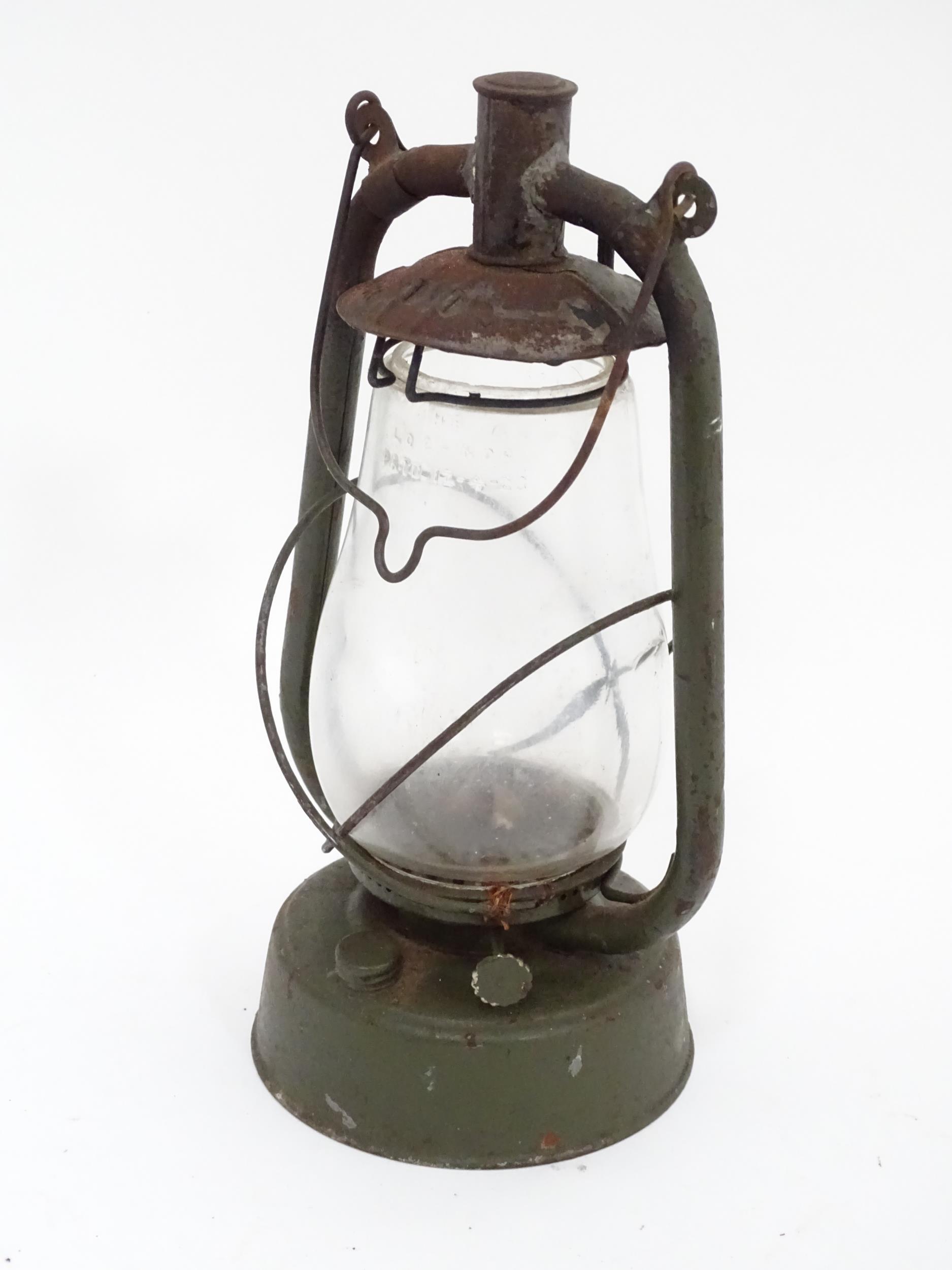 Wartime oil lamp / hurricane lamp by Sherwoods of Birmingham Please Note - we do not make - Bild 4 aus 8