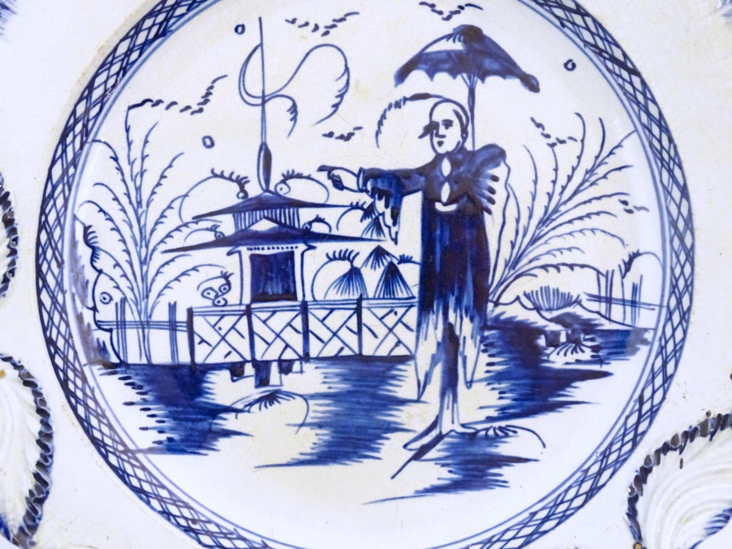 A blue and white pearlware plate decorated in the Long Eliza pattern, depicting a Chinoiserie - Image 3 of 5