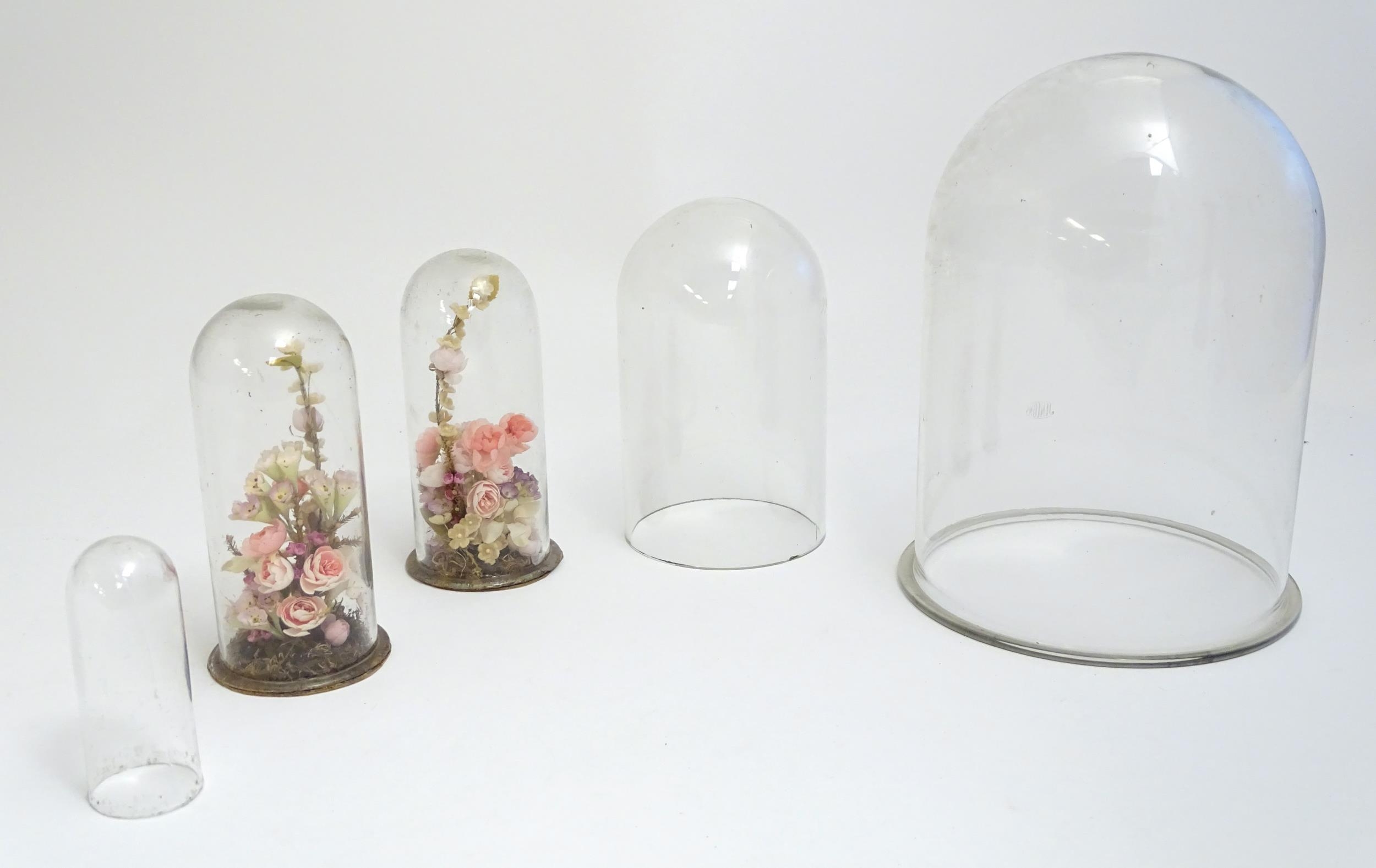 Five glass domes, to include a pair containing floral displays of artificial flowers. The largest - Image 3 of 6