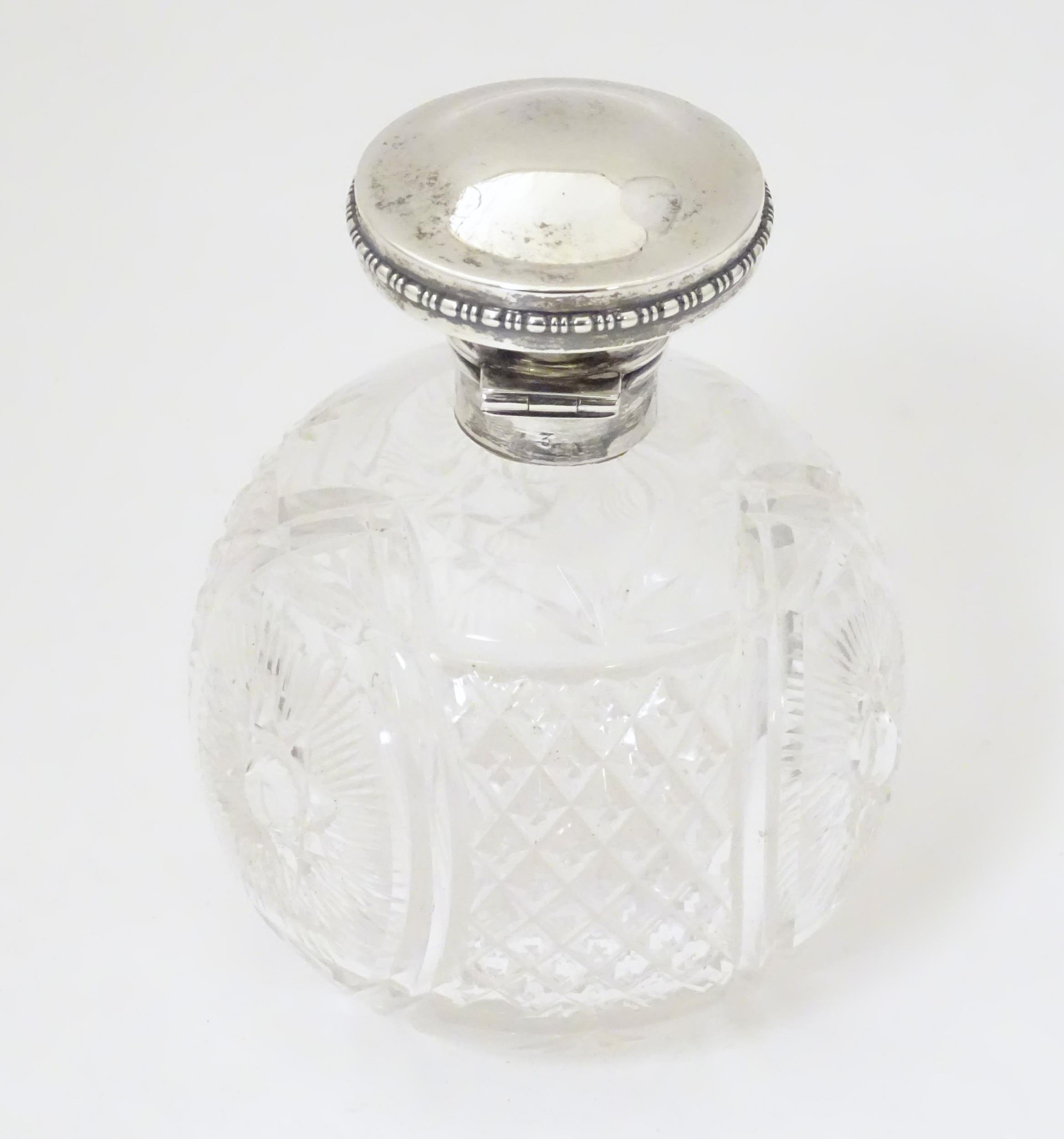 A cut glass scent / perfume bottle with mount and hinged lid, hallmarked Birmingham 1922. Approx. - Image 4 of 10
