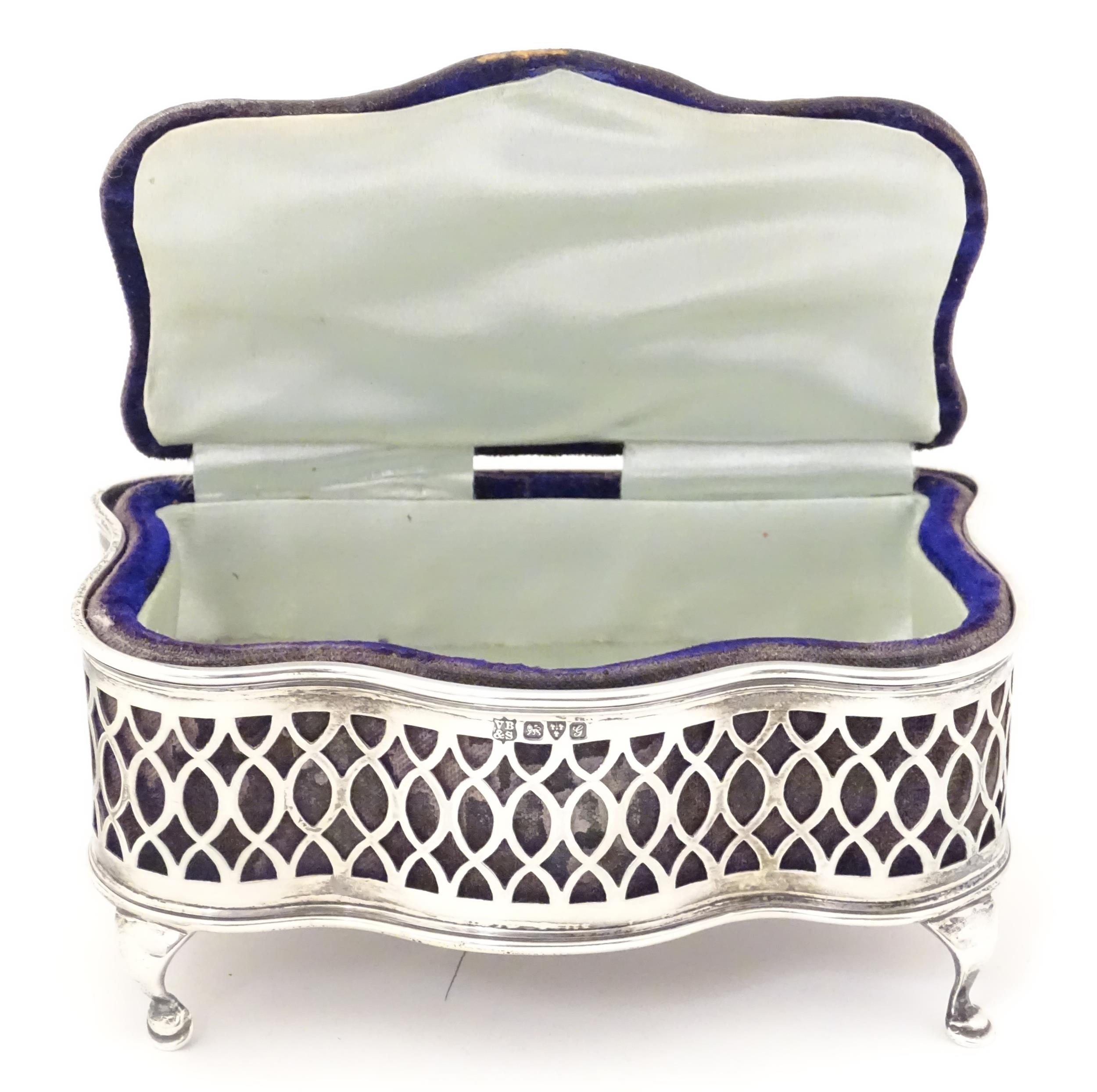 A ring box / jewellery box with hinged velvet top and pierced silver surround and feet, hallmarked - Image 7 of 7
