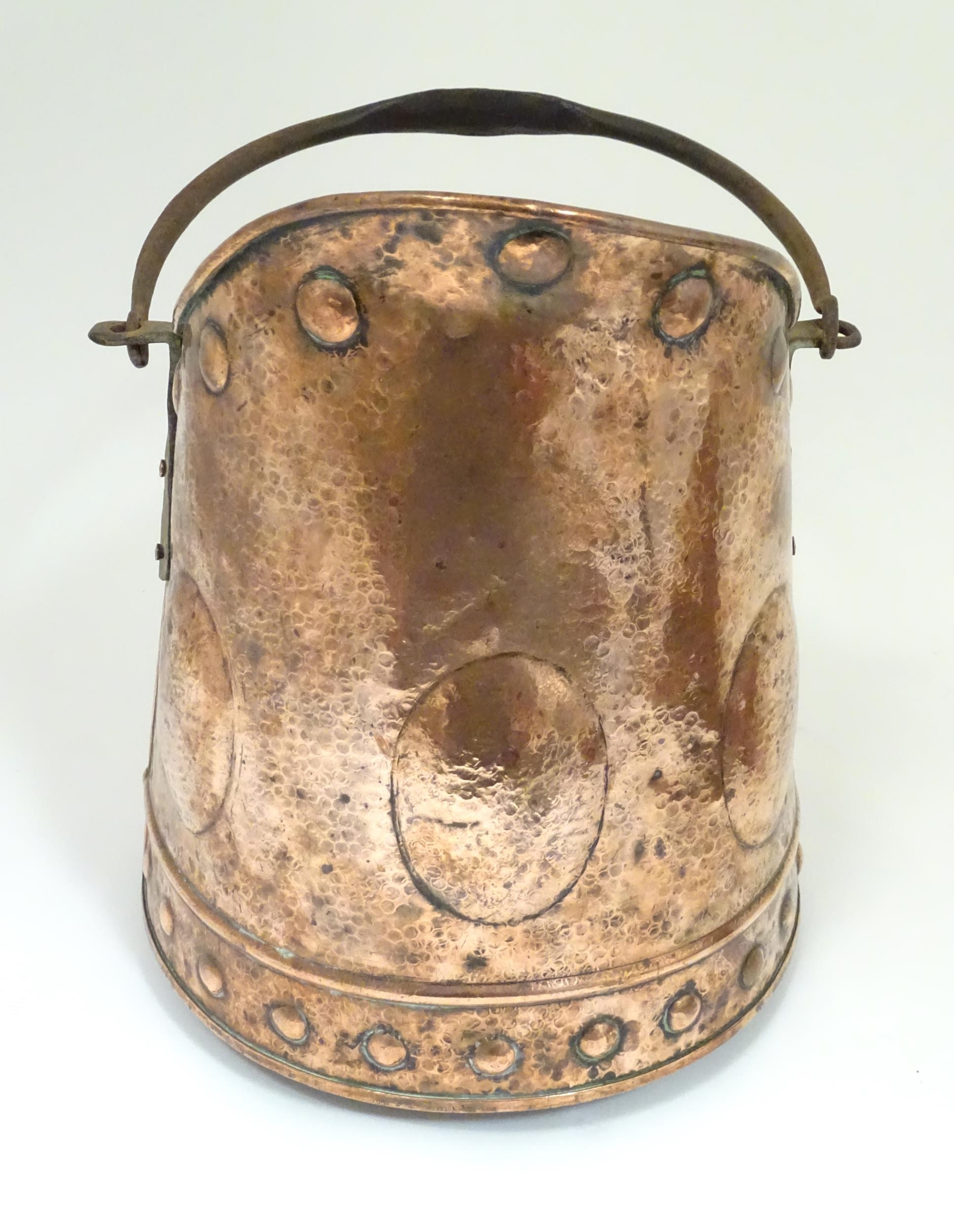 An Arts & Crafts cooper coal scuttle with swing handle and hammered decoration. Approx. 15 1/4" high - Image 4 of 6