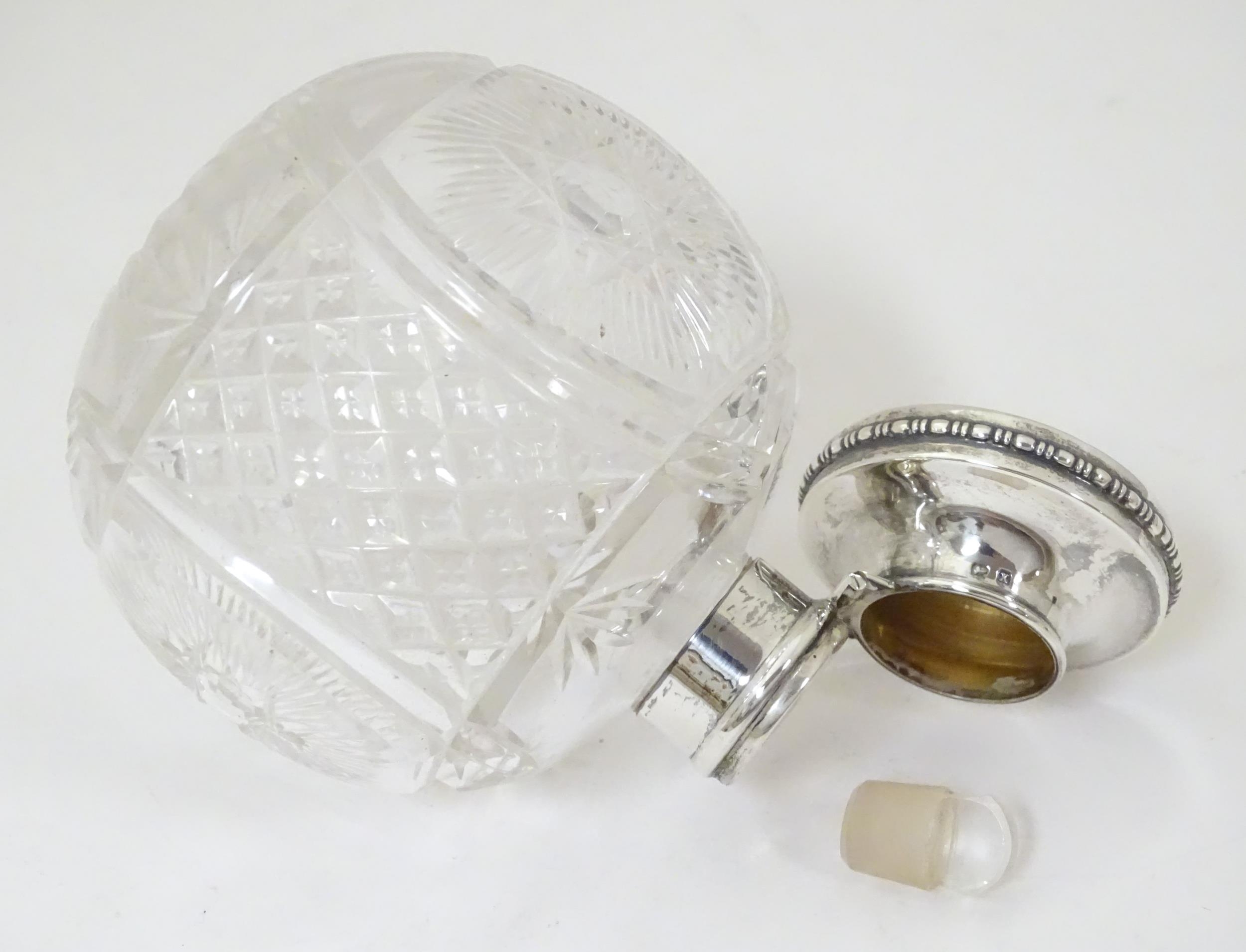 A cut glass scent / perfume bottle with mount and hinged lid, hallmarked Birmingham 1922. Approx. - Image 7 of 10