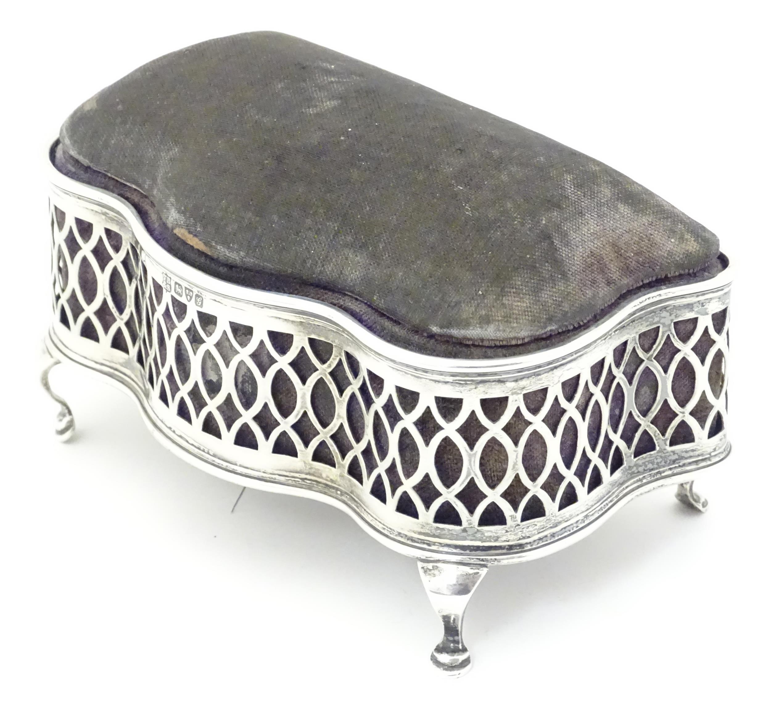 A ring box / jewellery box with hinged velvet top and pierced silver surround and feet, hallmarked - Image 4 of 7