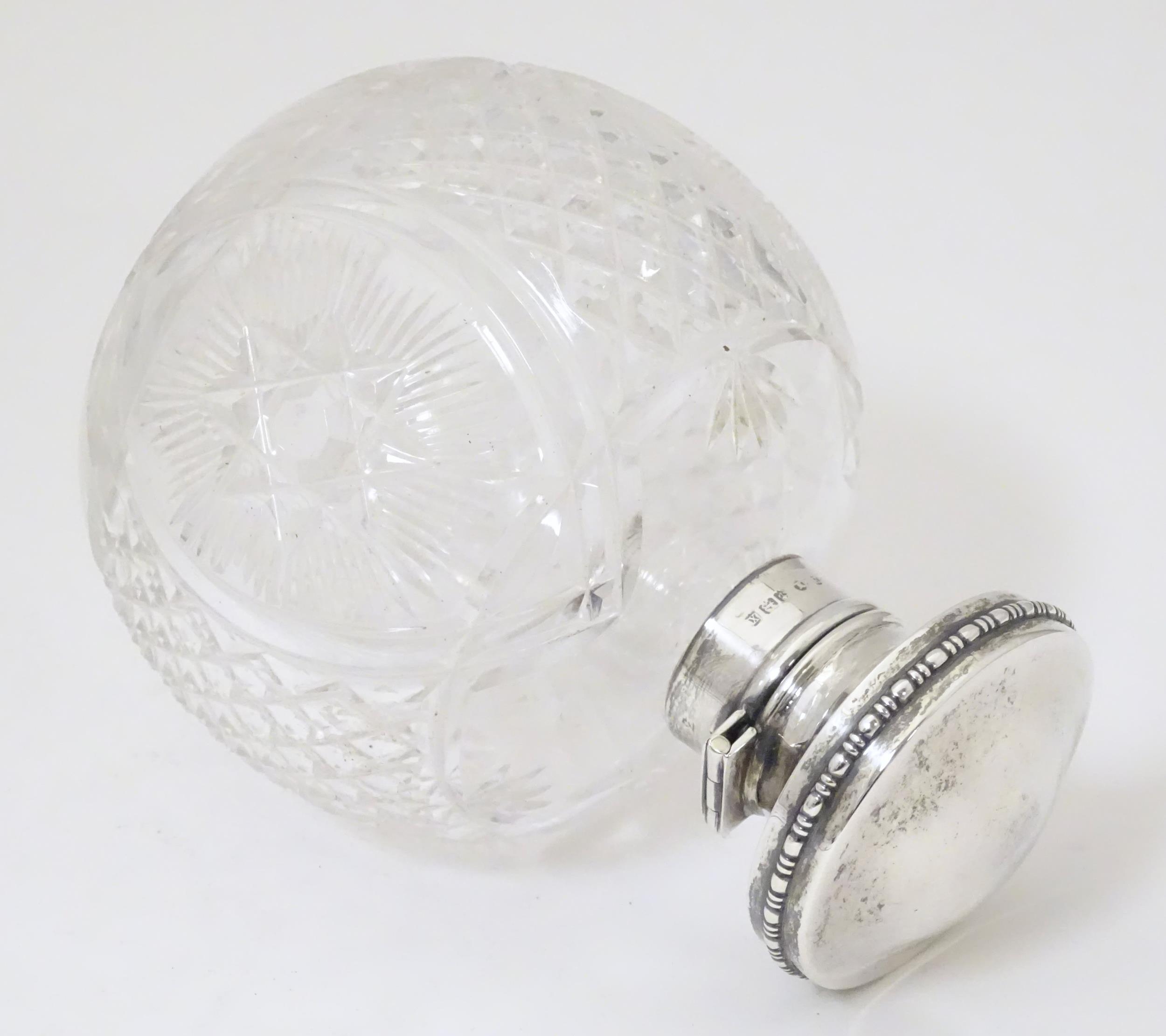 A cut glass scent / perfume bottle with mount and hinged lid, hallmarked Birmingham 1922. Approx. - Image 5 of 10