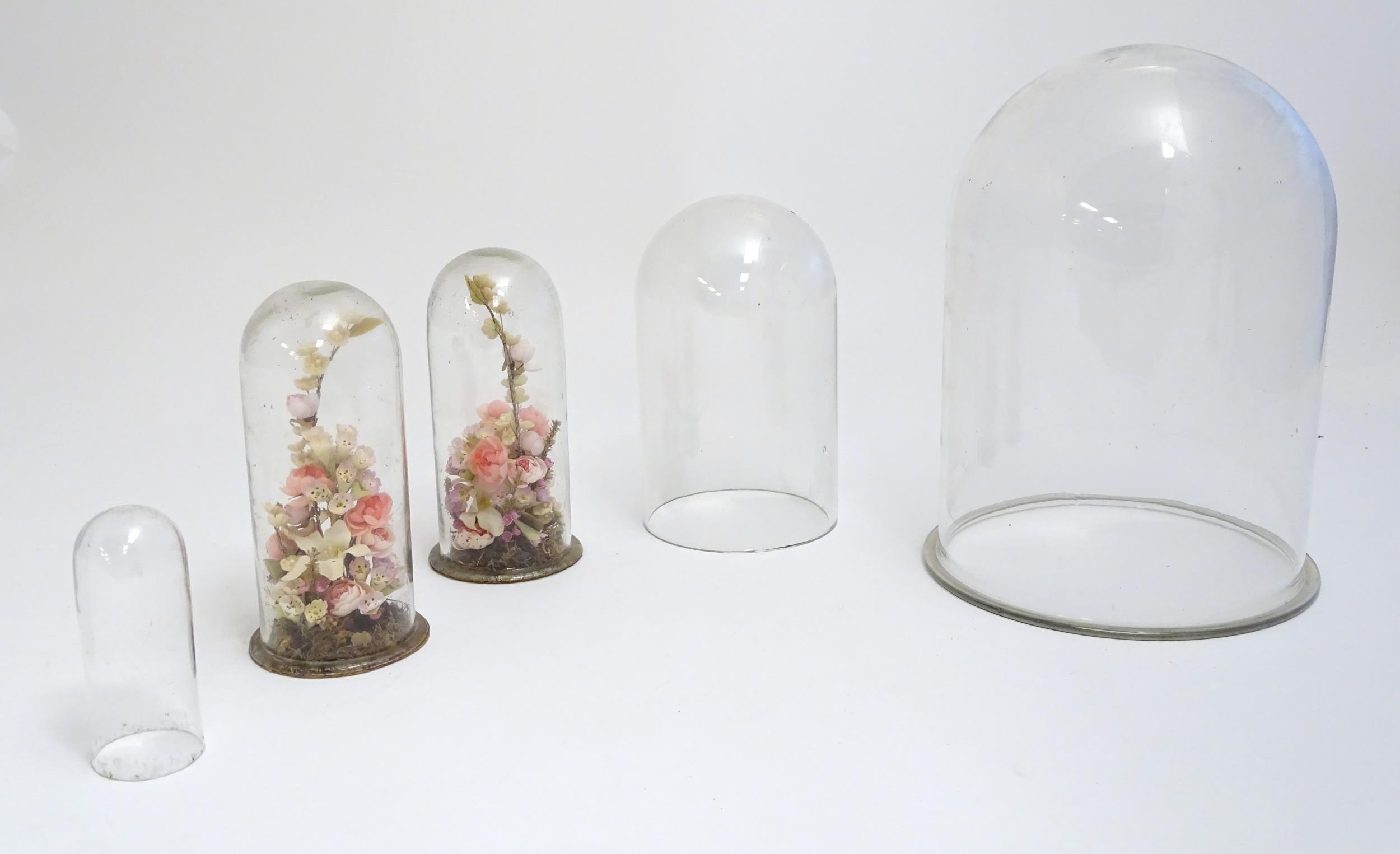 Five glass domes, to include a pair containing floral displays of artificial flowers. The largest - Image 4 of 6