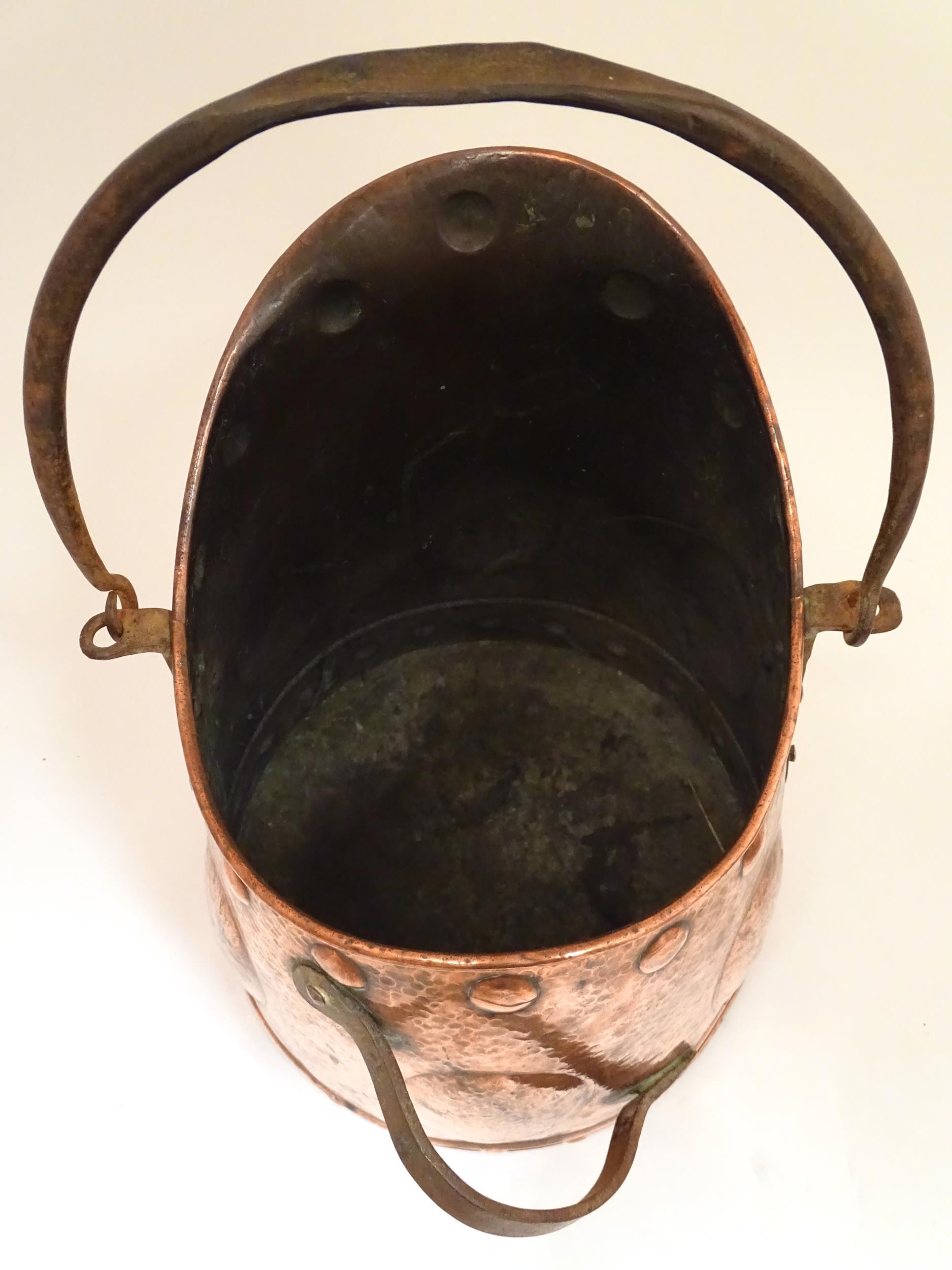 An Arts & Crafts cooper coal scuttle with swing handle and hammered decoration. Approx. 15 1/4" high - Image 6 of 6