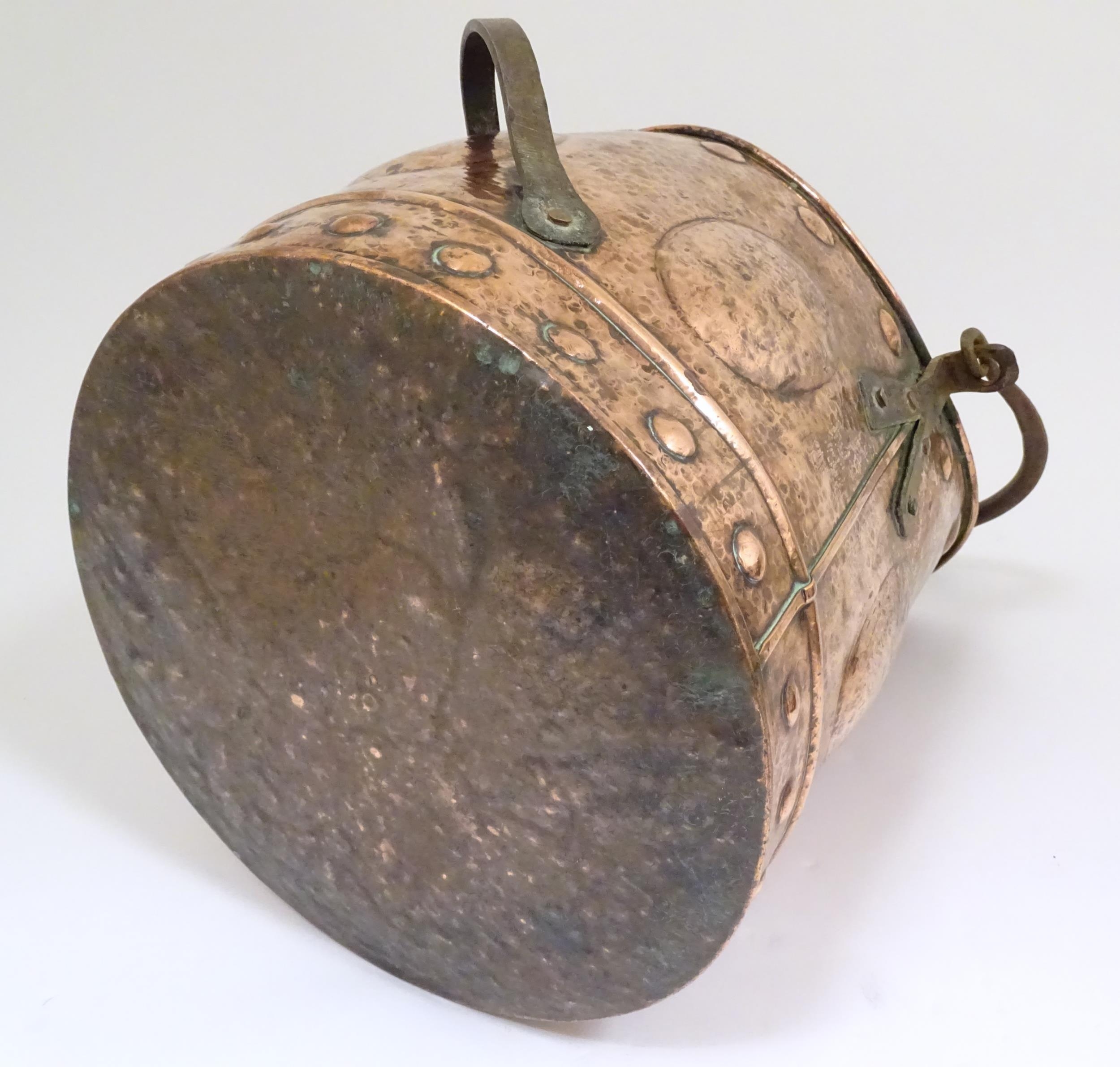An Arts & Crafts cooper coal scuttle with swing handle and hammered decoration. Approx. 15 1/4" high - Image 2 of 6