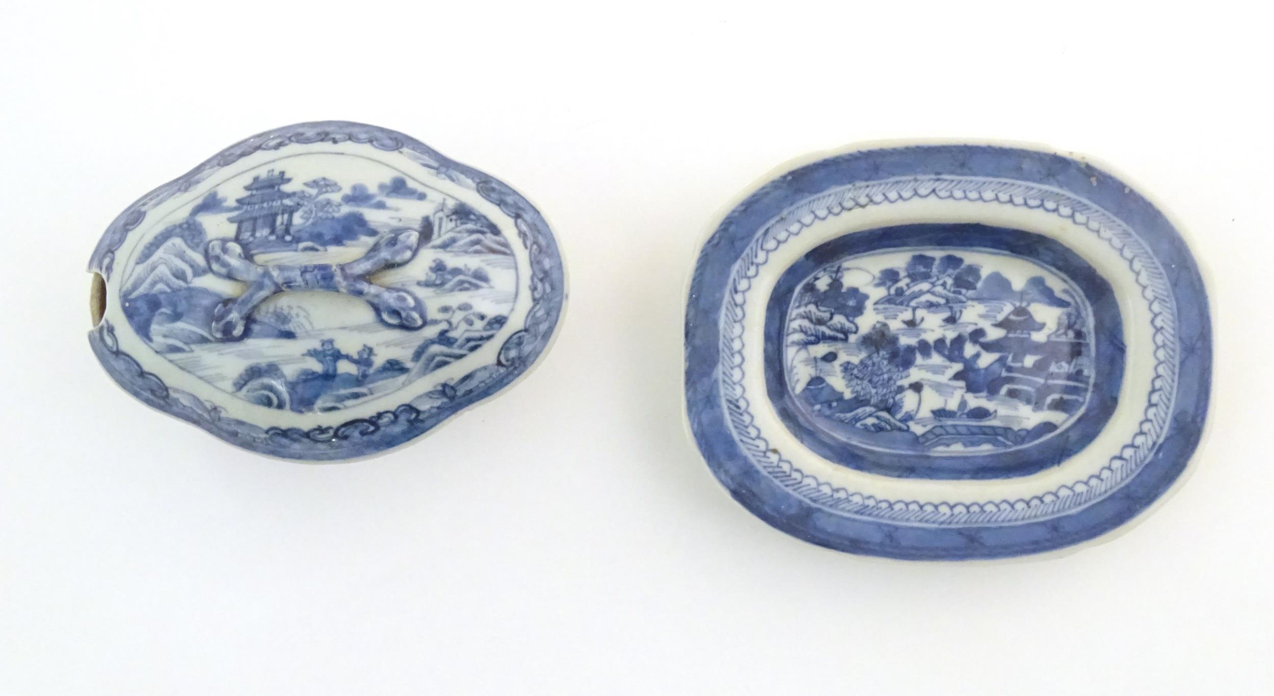 A Chinese blue and white soup tureen of quatrefoil form decorated with a landscape scene with pagoda - Image 4 of 9