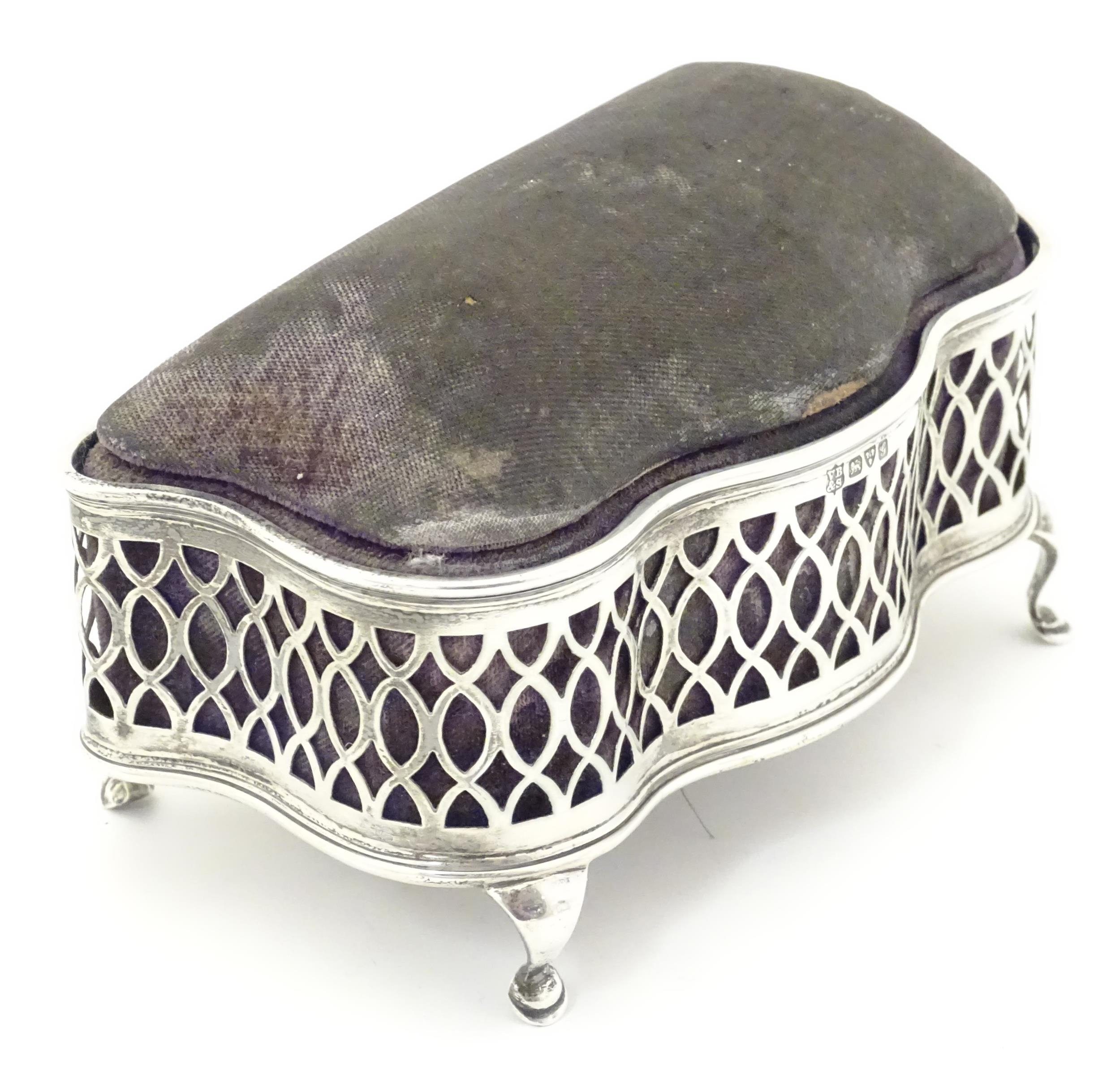 A ring box / jewellery box with hinged velvet top and pierced silver surround and feet, hallmarked - Image 3 of 7