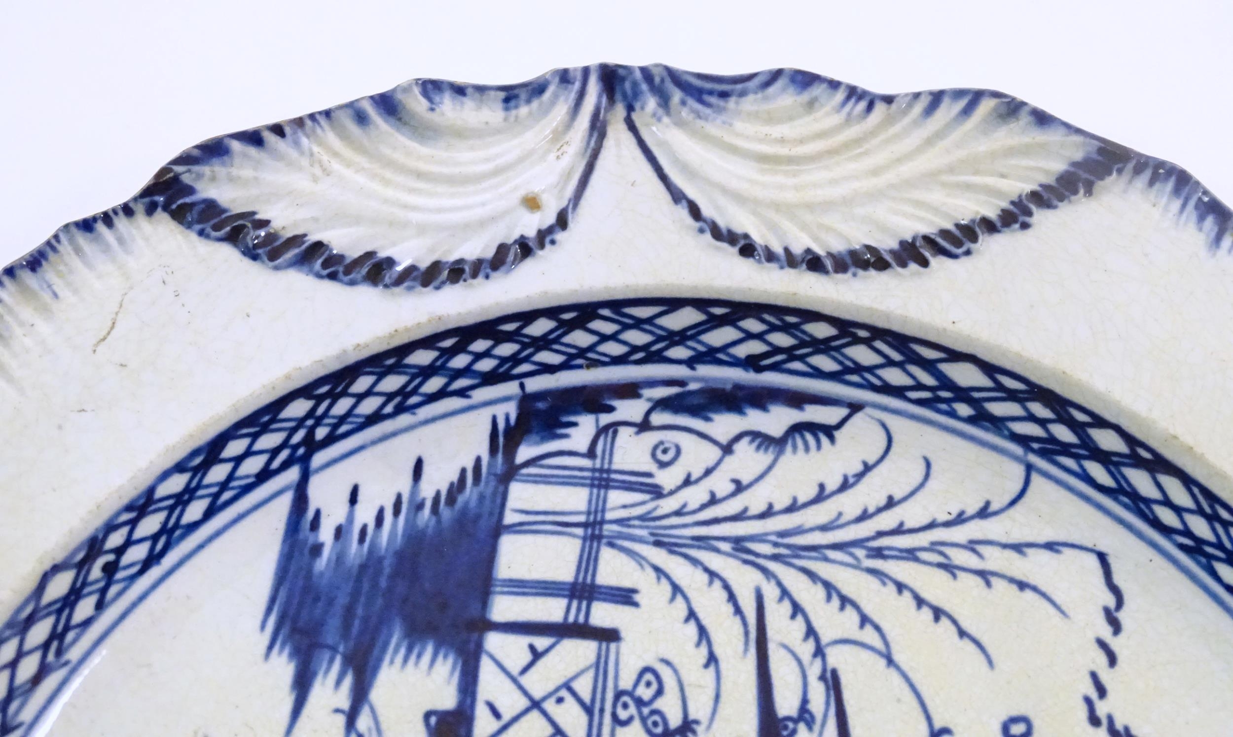 A blue and white pearlware plate decorated in the Long Eliza pattern, depicting a Chinoiserie - Image 2 of 5