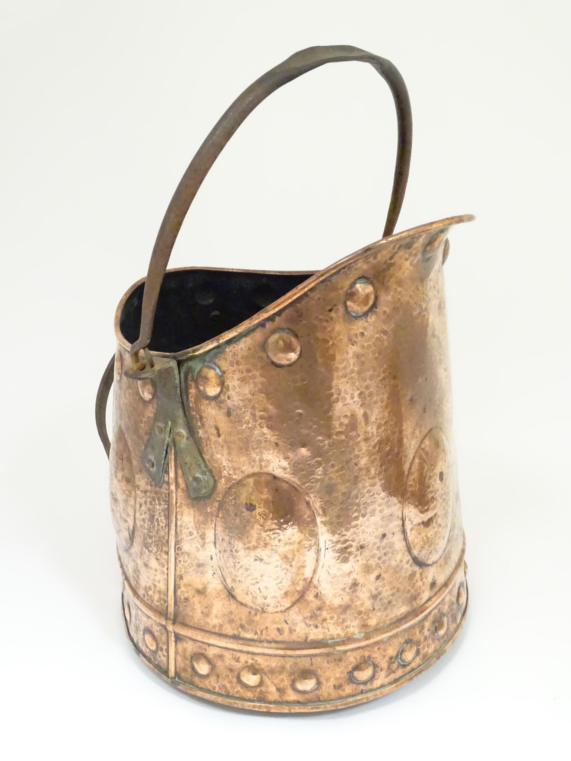 An Arts & Crafts cooper coal scuttle with swing handle and hammered decoration. Approx. 15 1/4" high - Image 3 of 6