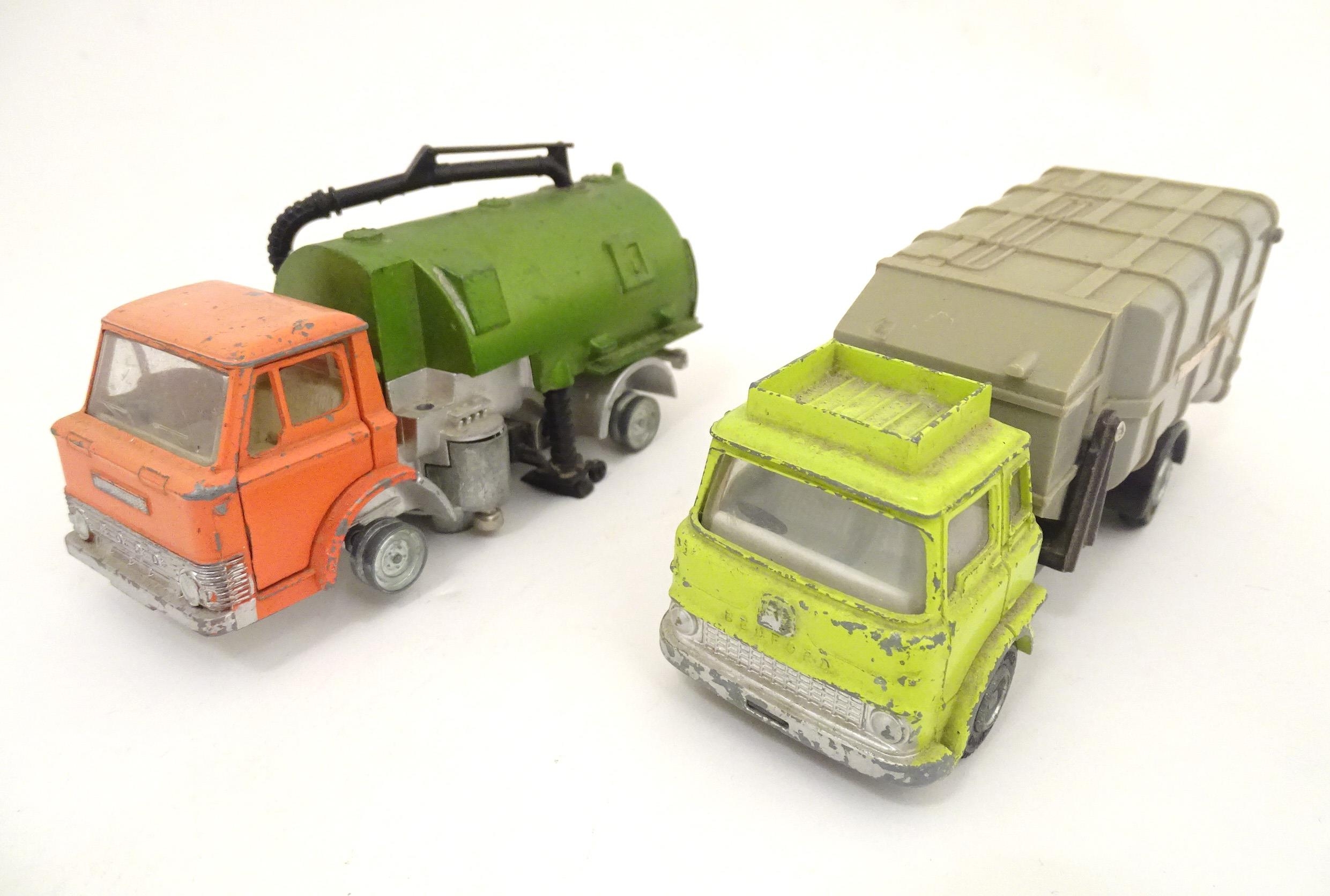 Toys: A quantity of 20thC die cast / scale model cars / vehicles, comprising Corgi Major Models - Image 4 of 9