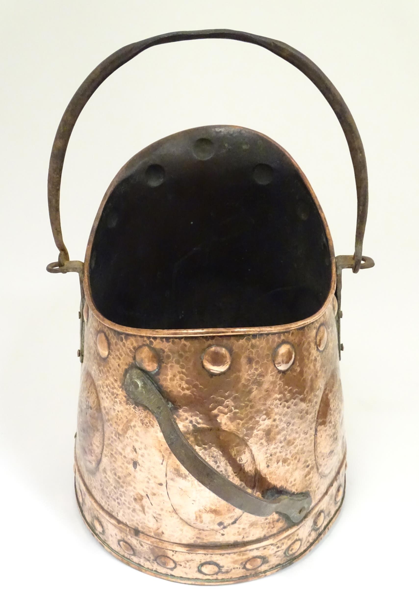 An Arts & Crafts cooper coal scuttle with swing handle and hammered decoration. Approx. 15 1/4" high - Image 5 of 6