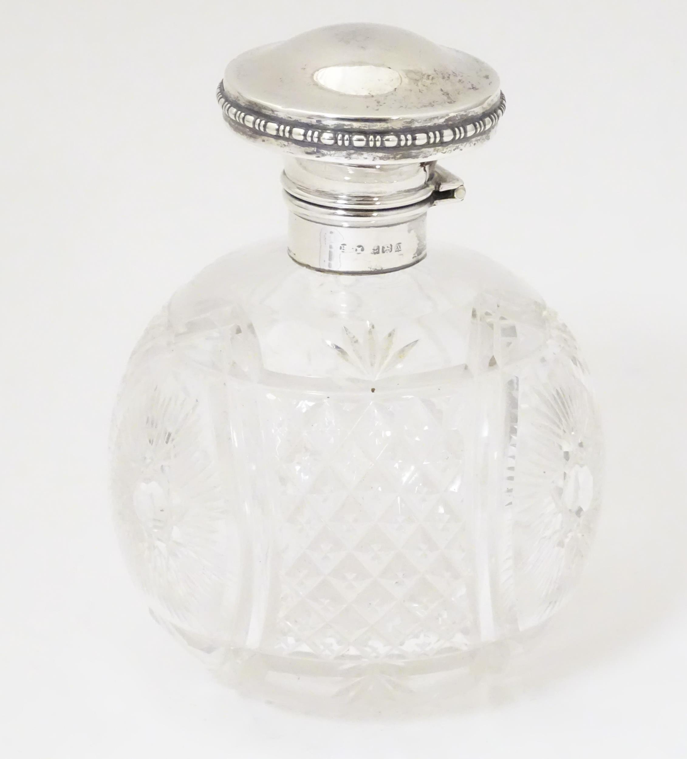 A cut glass scent / perfume bottle with mount and hinged lid, hallmarked Birmingham 1922. Approx. - Image 3 of 10