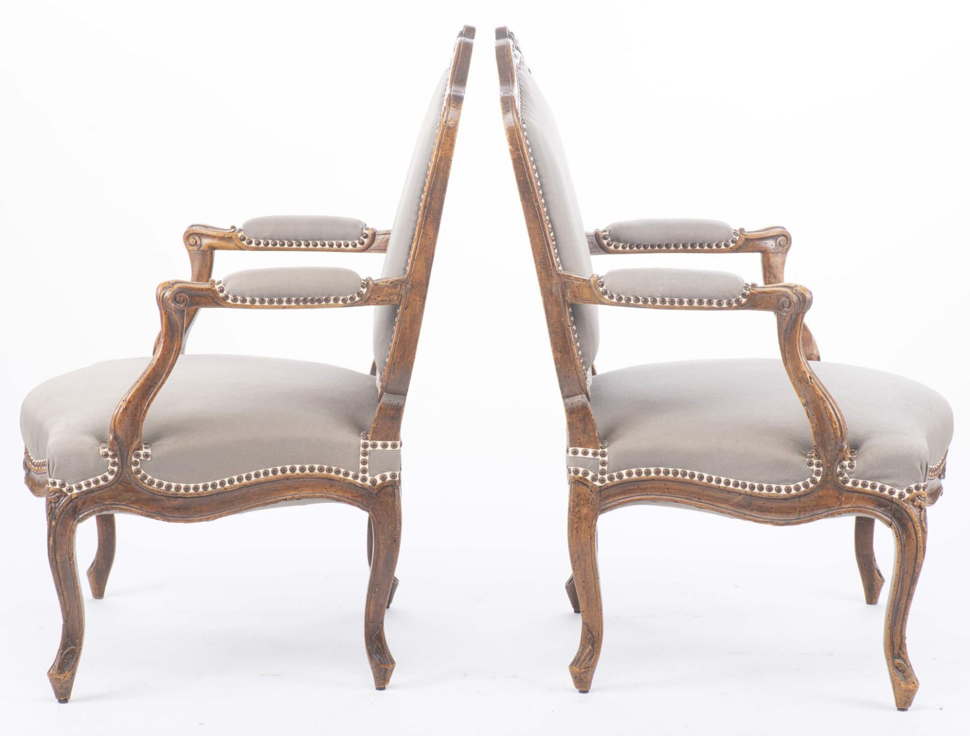 Paire de fauteuils d'époque Louis XV en bois de hêtre - Image 3 of 28